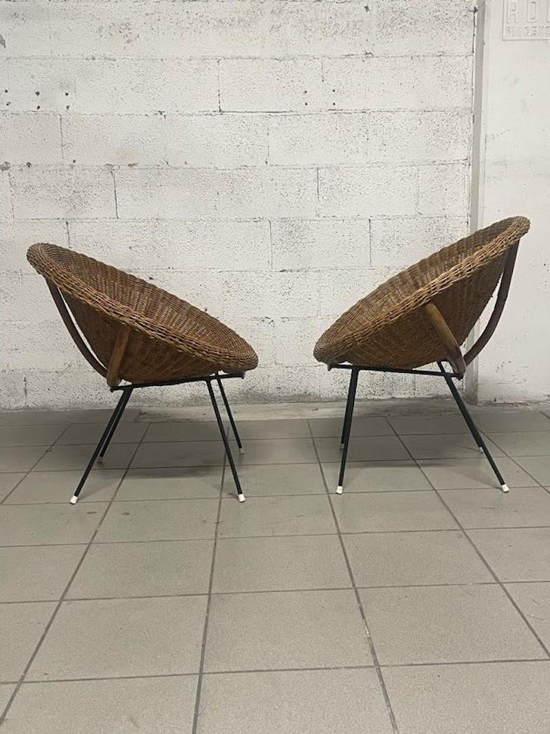 Pair of woven wicker armchairs from the 1950s For Sale 2