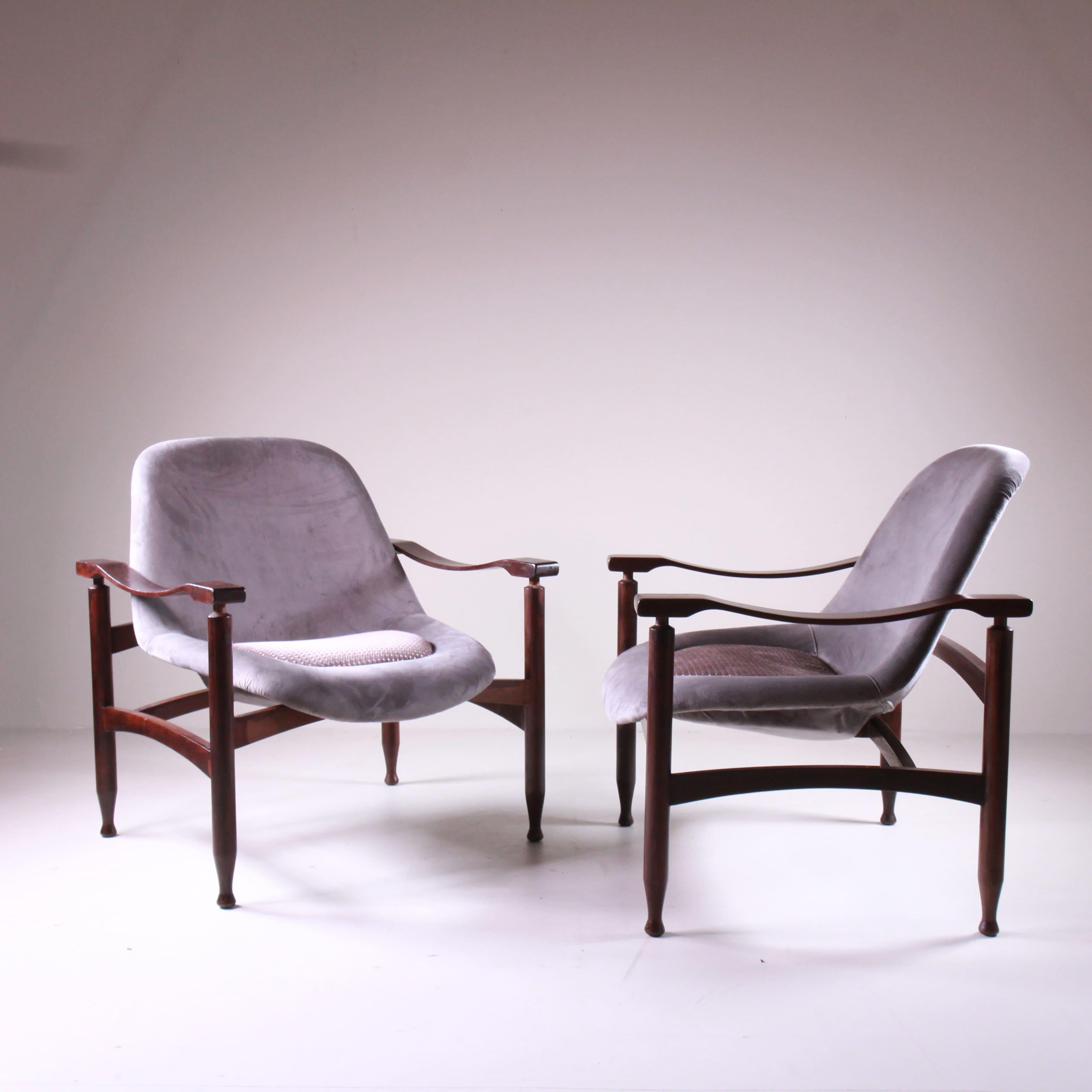 Cette paire de fauteuils, fabriquée par des fabricants scandinaves dans les années 1960, est un exemple élégant de design nordique. Les fauteuils sont dotés d'une structure en bois massif qui leur confère solidité et légèreté visuelle, tandis que