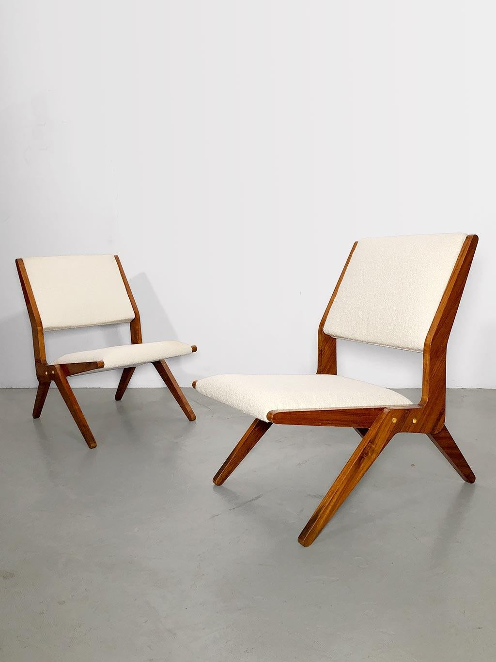 Mid-Century Modern Pair of mid-century armchairs attributed to Augusto Romano in polished walnut For Sale