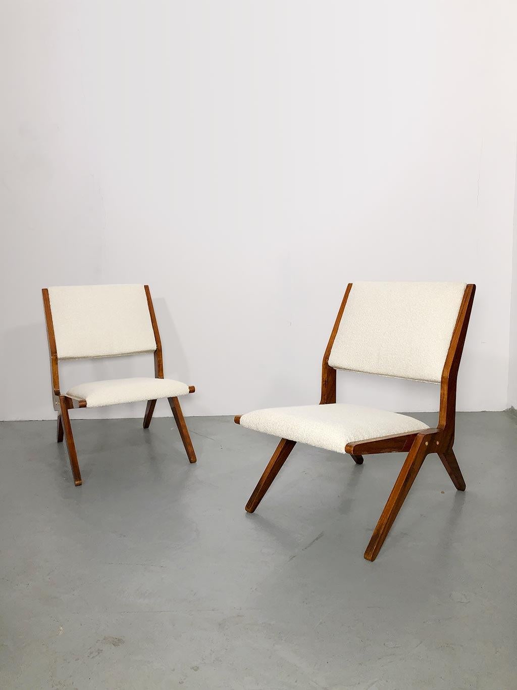 Polished Pair of mid-century armchairs attributed to Augusto Romano in polished walnut For Sale
