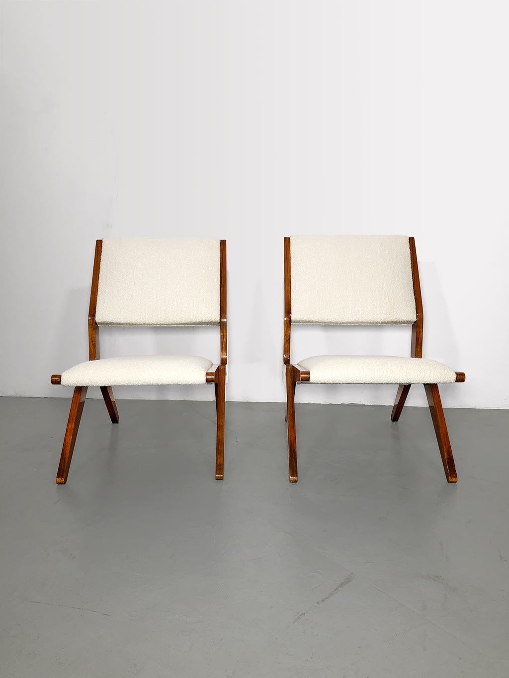 Pair of mid-century armchairs attributed to Augusto Romano in polished walnut In Good Condition For Sale In Milano, IT