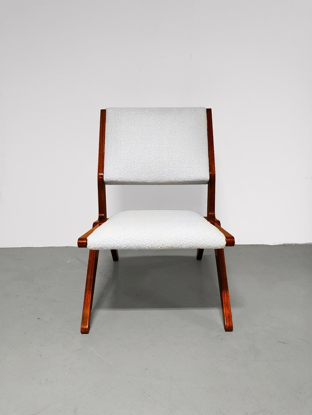 Laiton Paire de fauteuils du milieu du siècle attribués à Augusto Romano en noyer poli en vente
