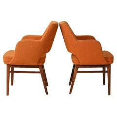 Coppia di poltroncine Oslosund di Kinnarps arancioni anni '50 Coppia di poltroncine Oslosund di Kinnarps arancioni anni '50