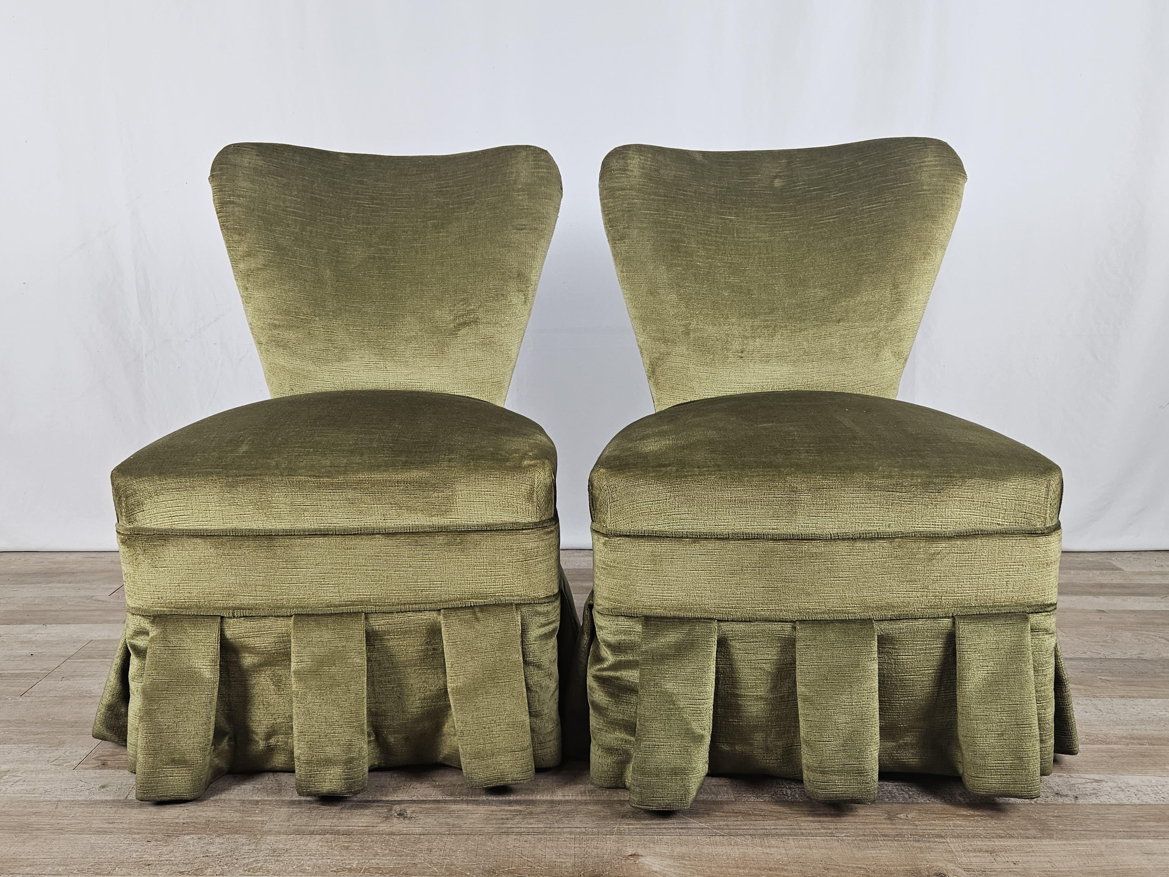 Coppia di poltroncine da camera o soggiorno interamente rivestite in stoffa verde con un bellissimo effetto mosso intorno la seduta.

Si prestano molto bene in ambienti caldi e colorati, adattabili a qualsiasi genere di arredamento moderno o