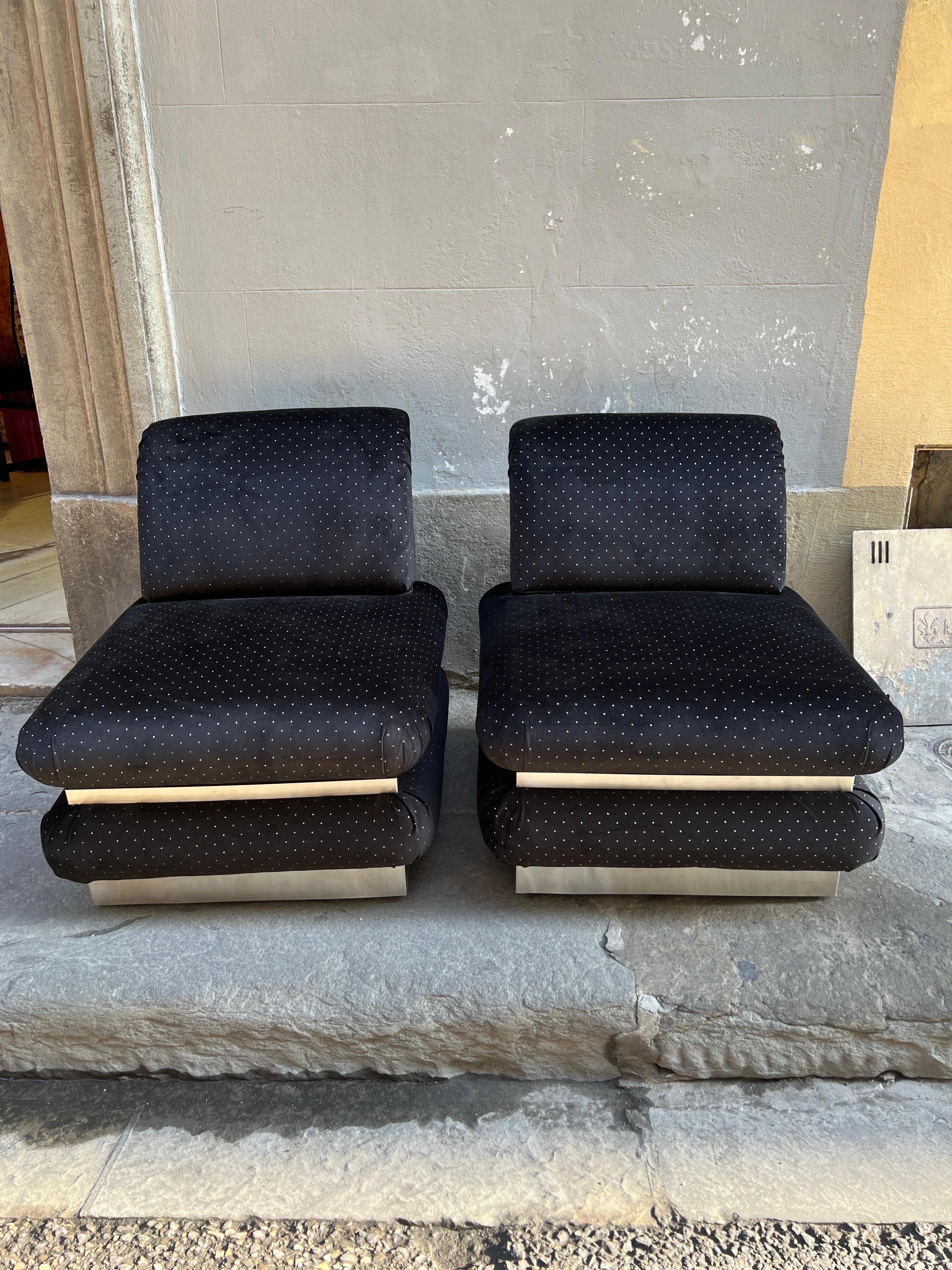 Coppia di poltroncine vintage imbottite presentate con nuovo rivestimento in velluto nero illuminato da puntini in lurex argentati. Les poltrons ont une structure et des détails en métal chromé.
Perfette condizioni vintage.