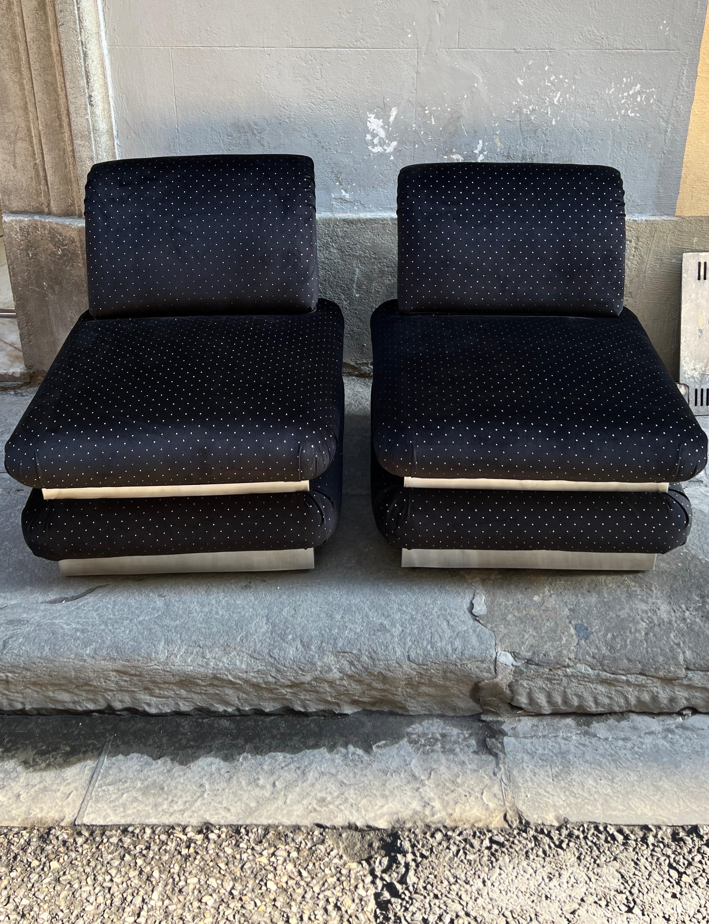 Moderne Coppia di poltroncine rivestite in velluto nero con puntini in lurex, 1970 en vente