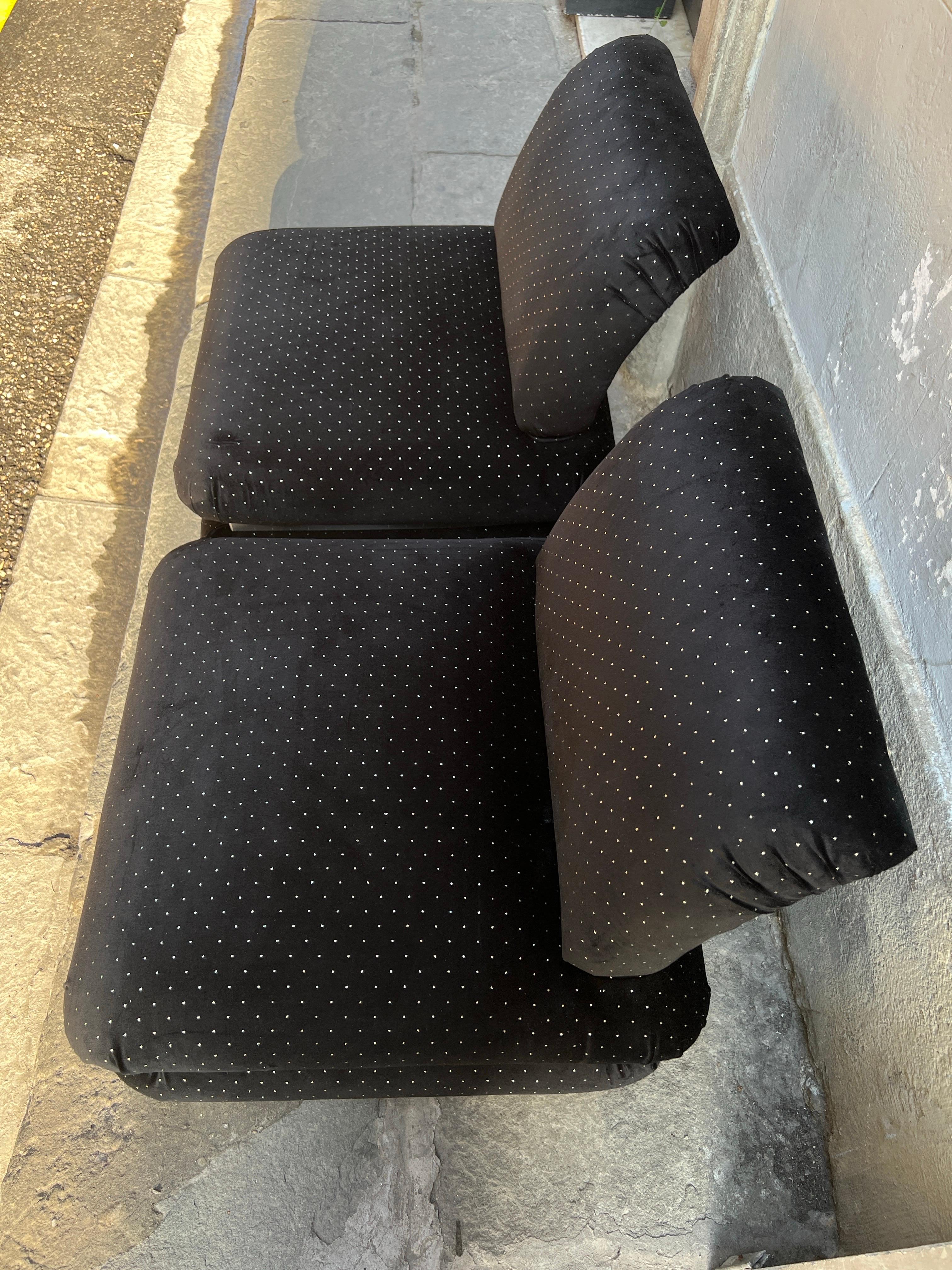 italien Coppia di poltroncine rivestite in velluto nero con puntini in lurex, 1970 en vente