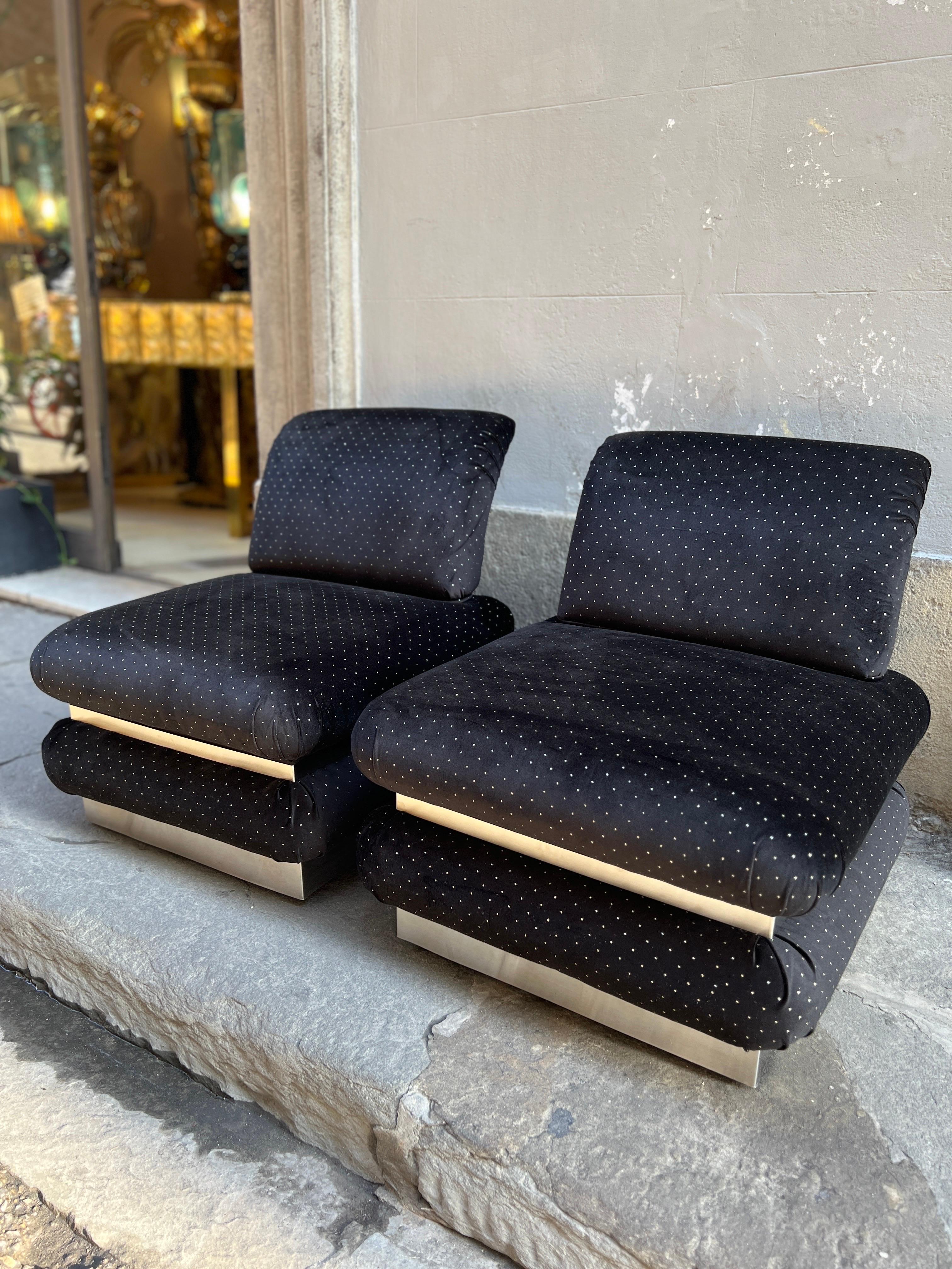 Fin du 20e siècle Coppia di poltroncine rivestite in velluto nero con puntini in lurex, 1970 en vente