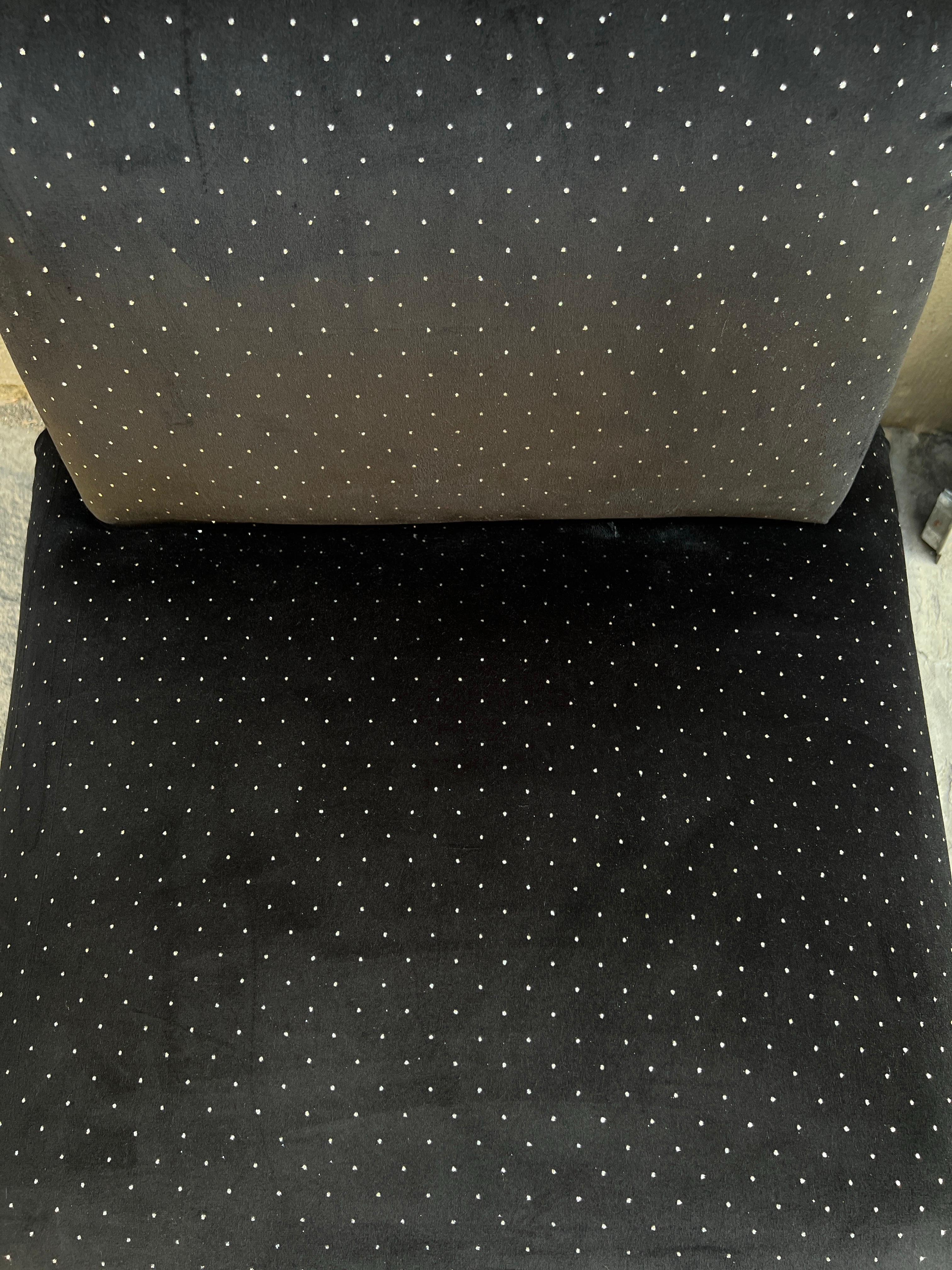 Velours Coppia di poltroncine rivestite in velluto nero con puntini in lurex, 1970 en vente