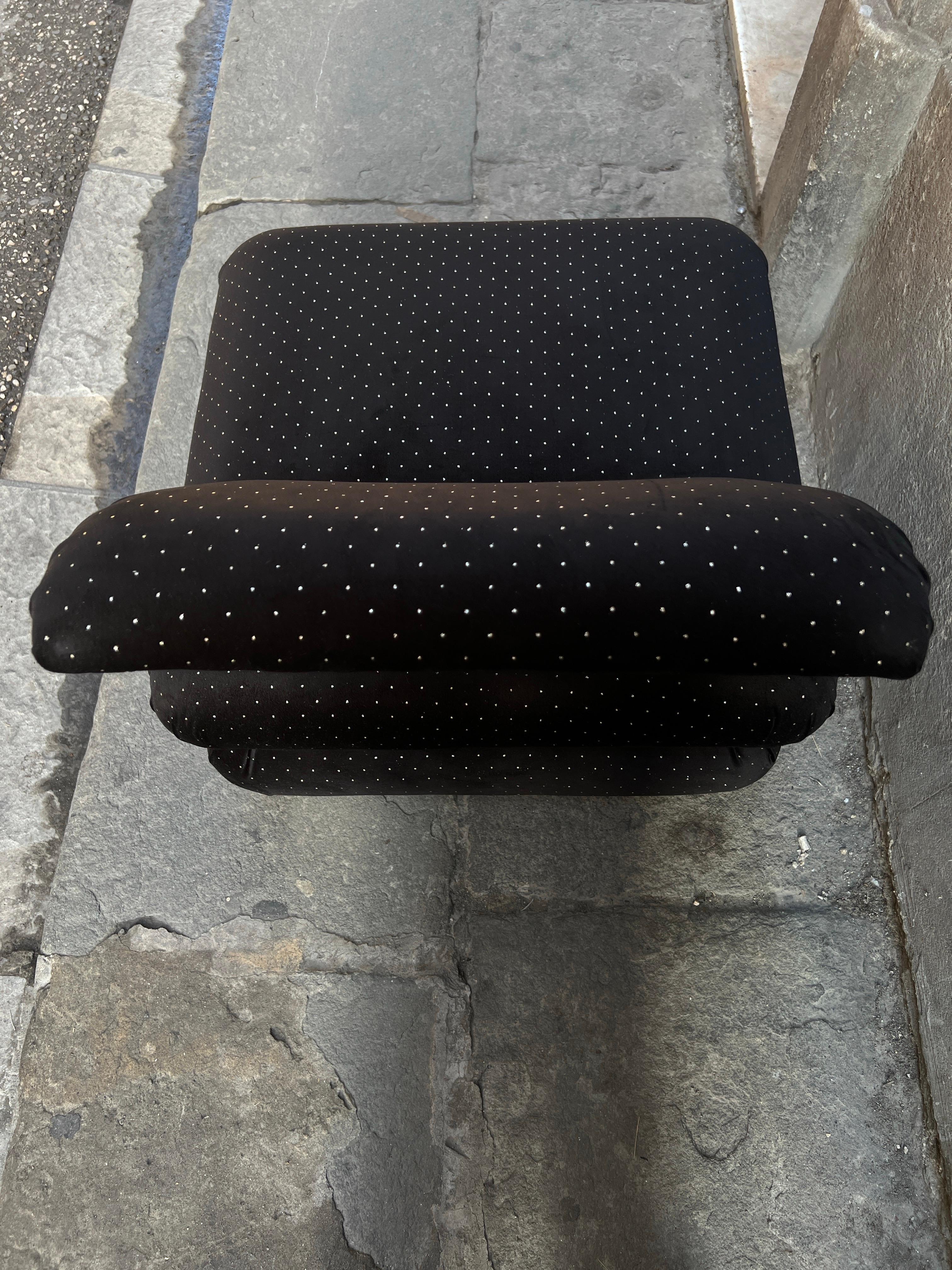 Coppia di poltroncine rivestite in velluto nero con puntini in lurex, 1970 en vente 2