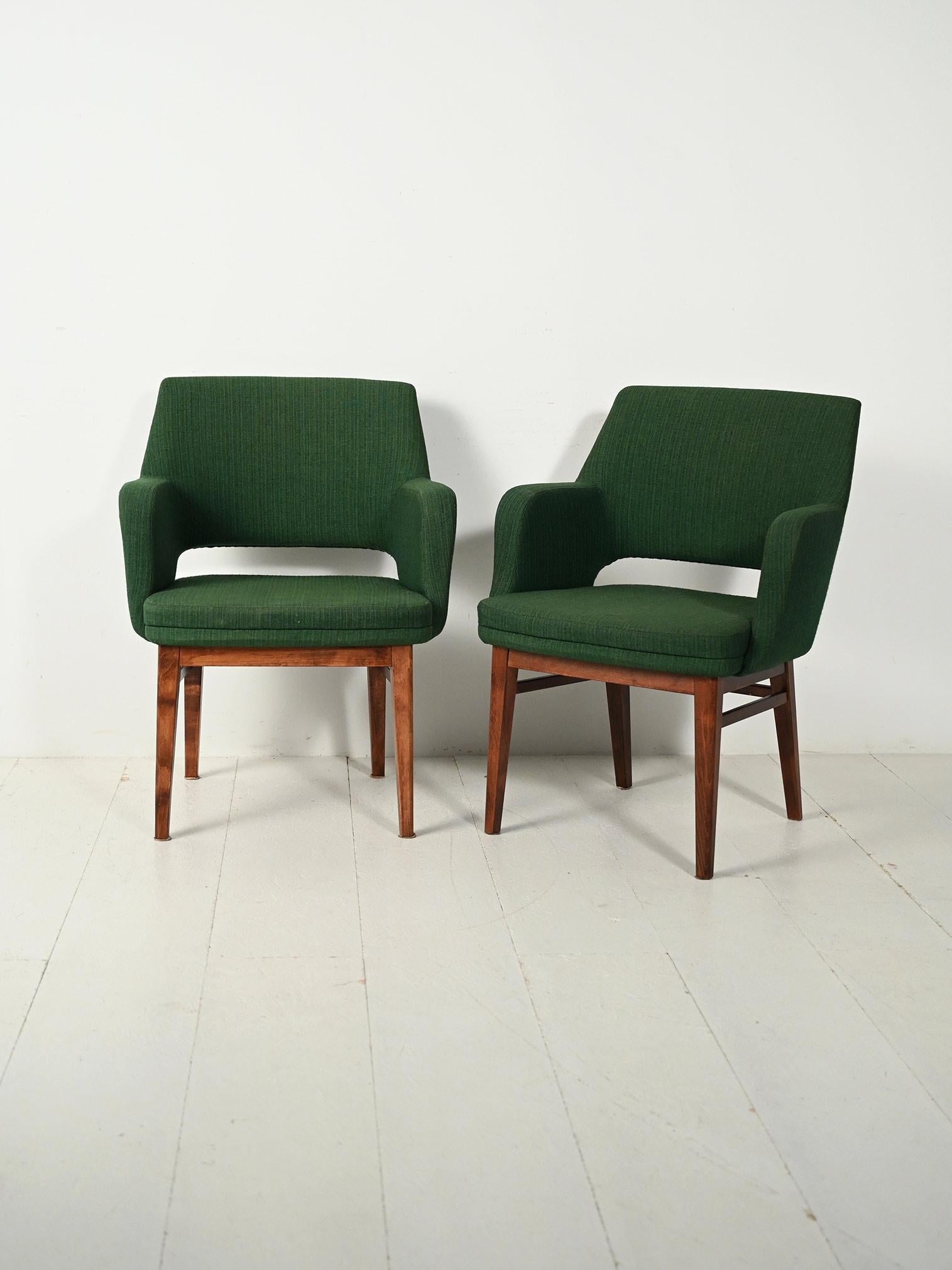 Coppia di poltroncine Oslosund di Kinnarps, anni '50, struttura in teak e rivestimento verde foresta originale.

Elegante coppia di poltroncine modello Oslosund, realizzate dalla ditta svedese Kinnarps negli anni '50. Presentan una sólida estructura