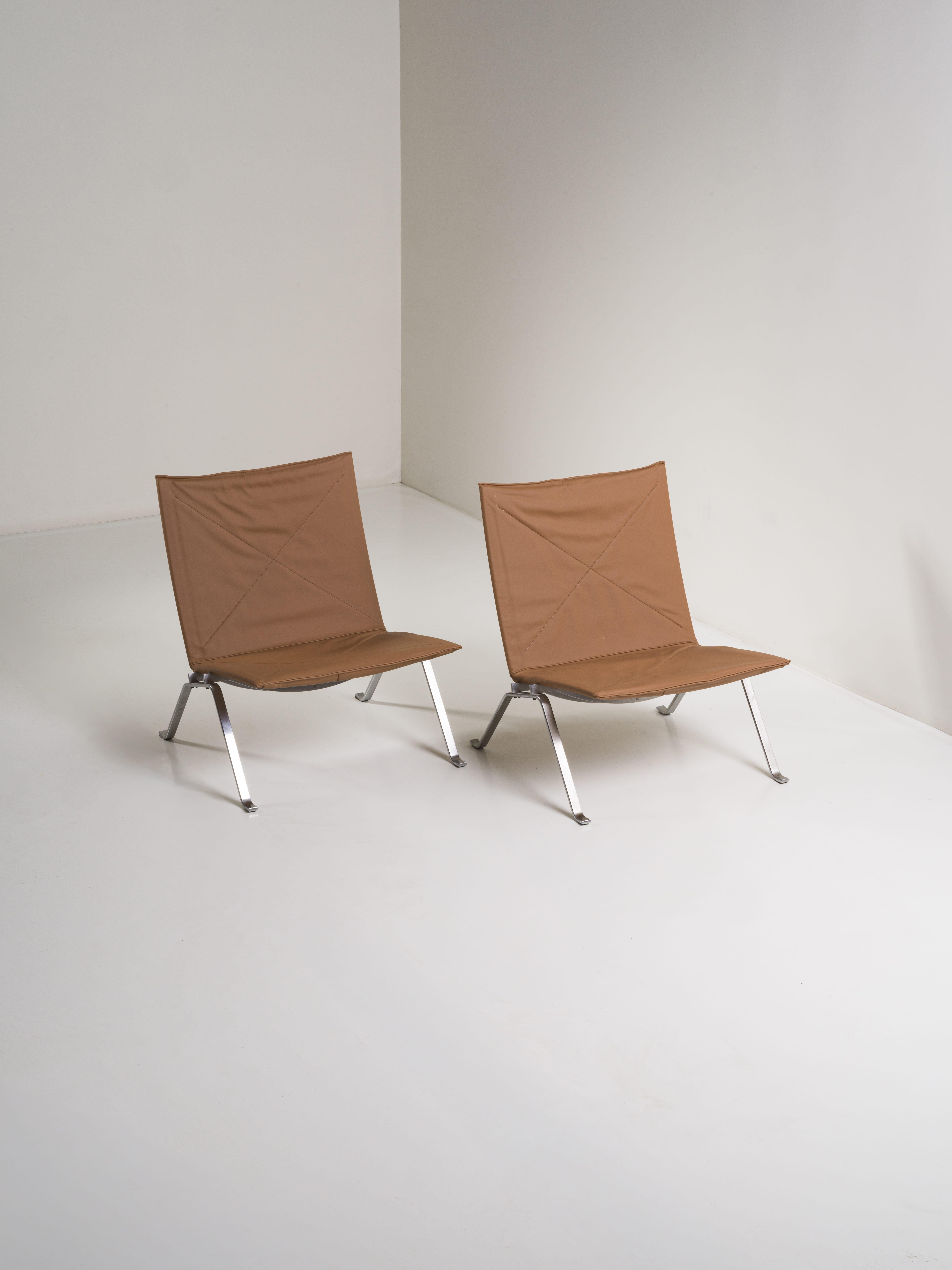 Pair of first edition PK22 armchairs in cognac leather designed by Poul Kjærholm for E. Kold Christensen presumably in the 1970s heard from old owners.
You can see in the photo the brand name engraved in the brushed steel frame.
We have out of