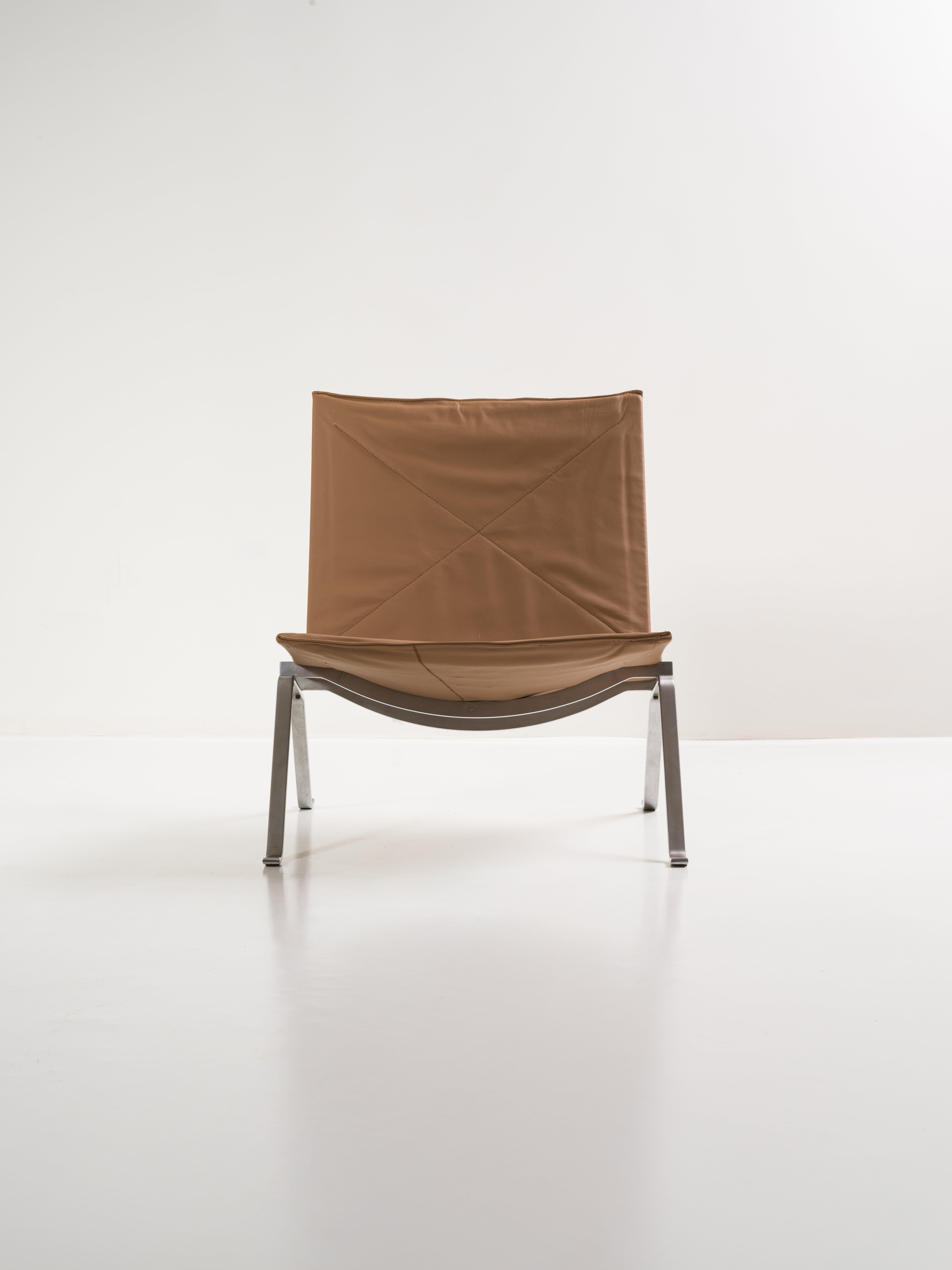 Pair of 1st edition PK22 cognac leather armchairs Poul Kjærholm for EKC, 70's In Excellent Condition In Catania, IT