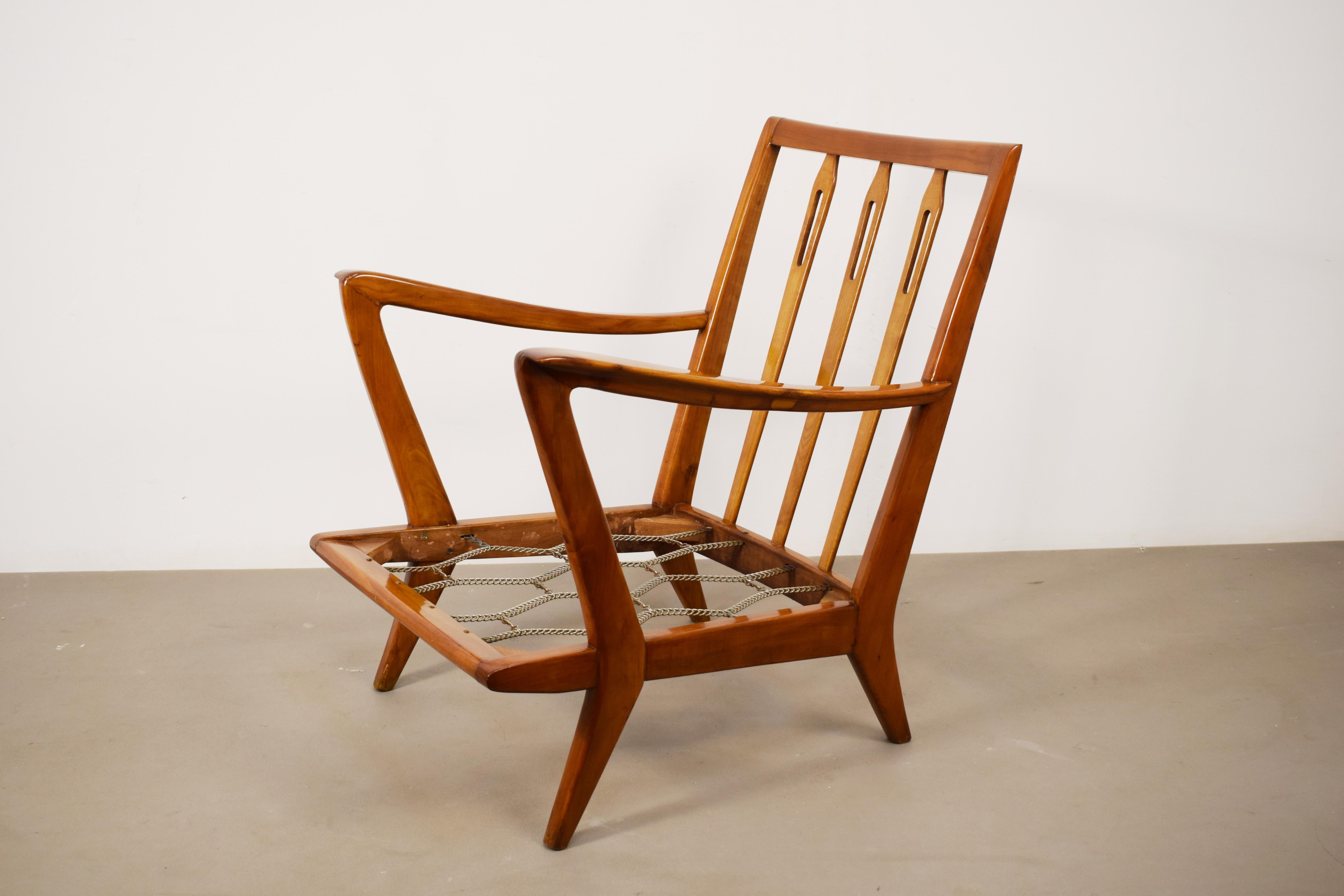 Iconic and rare pair of armchairs variant of Gio Ponti's model 516 for Cassina, Italian production from the 1950s.
Ready to grace a living room, very comfortable, recently restored but with its original velvet cushions.
Very good condition, normal