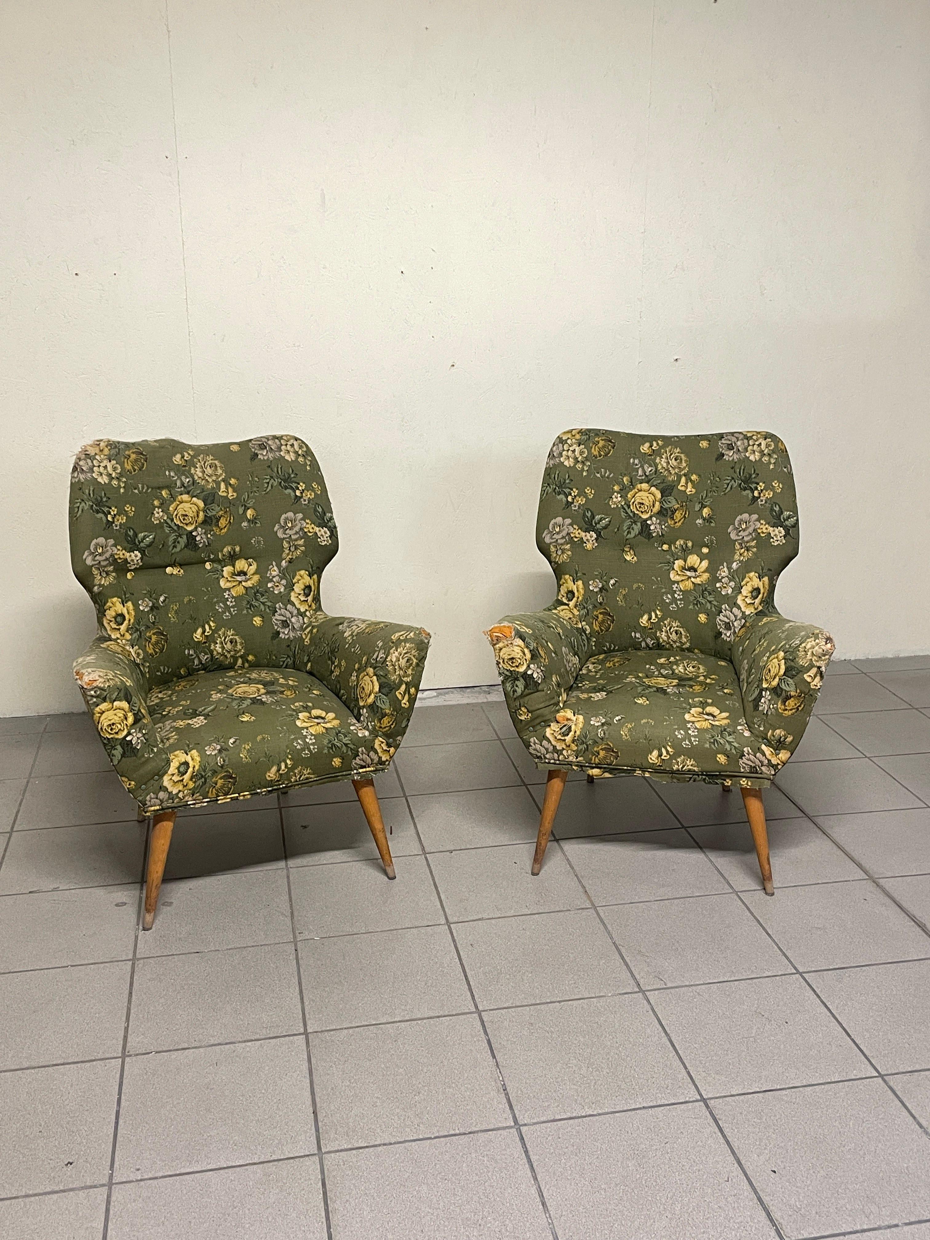 Coppia di poltrone anni '40 - '50 di manifattura italiana.

Struttura in legno e rivestimento in tessuto, ancora originale.

La struttura è sana, rivestimento e imbottitura sono da rifare così da dare una nuova impronta a questo divanetto dal design