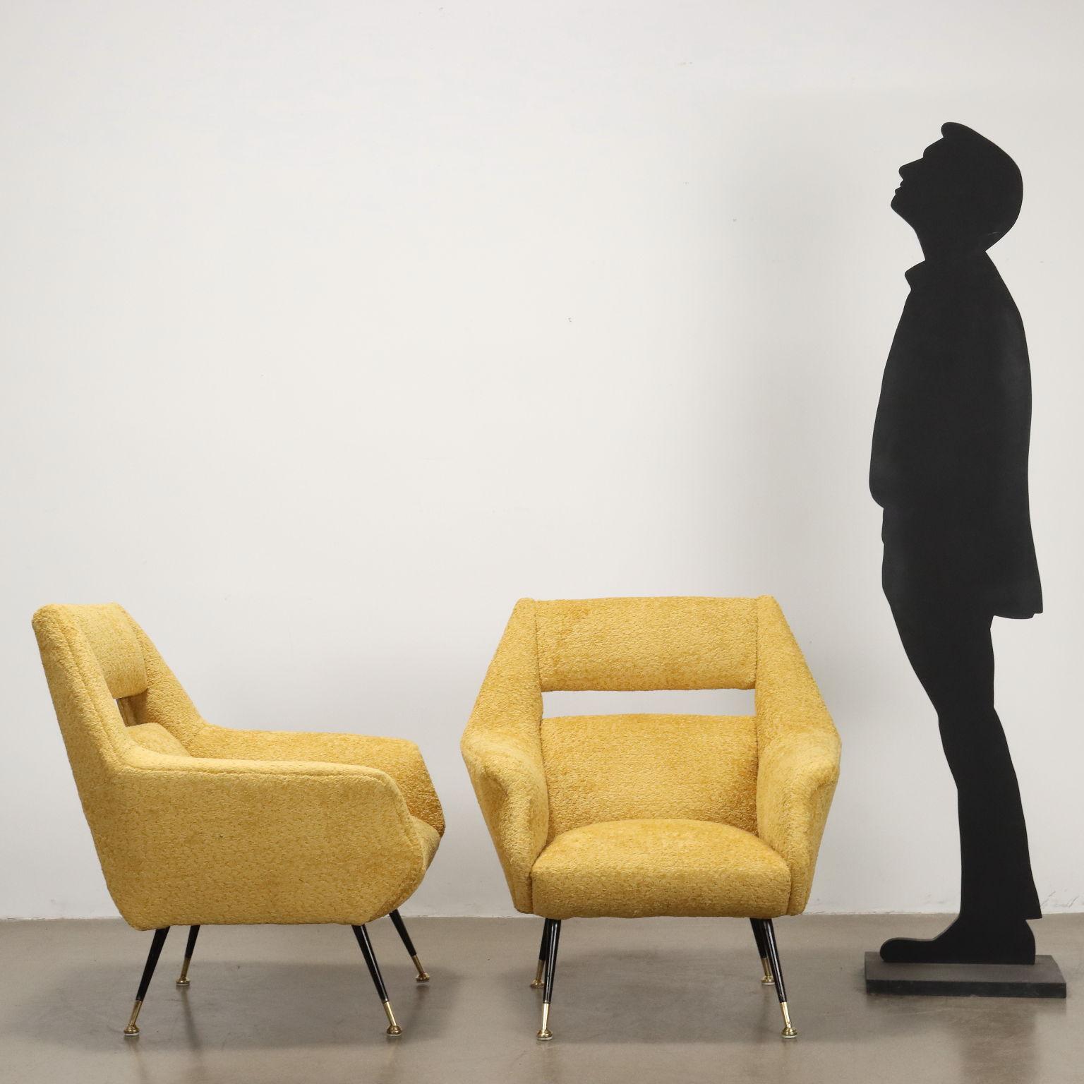 Paire de fauteuils, rembourrage en mousse, rembourrage en tissu non d'origine, pieds en métal avec ferrules en laiton. Entièrement restauré.