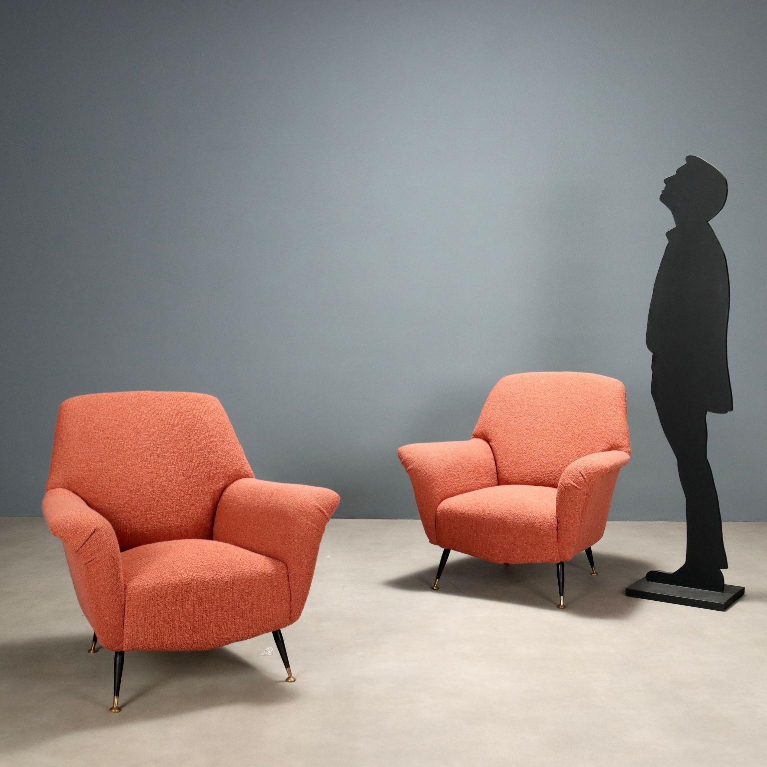 Pareja de sillones vintage con tapicería de espuma, patas de metal esmaltado en negro con virolas de latón, tapicería renovada en tela color salmón.