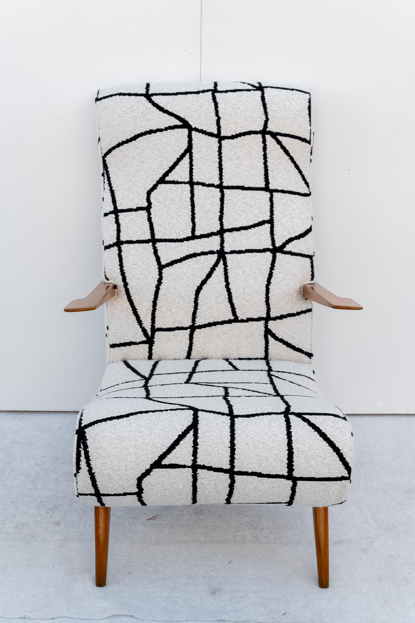 Coppia di Poltrone Made in Italy, Anni '50.
Rarissima coppia di poltrone Anni '50. Hanno una struttura realizzata in legno, mentre la seduta e lo schienale sono rivestite in tessuto bouclè. Lo schienale è leggermente inclinato all'indietro per