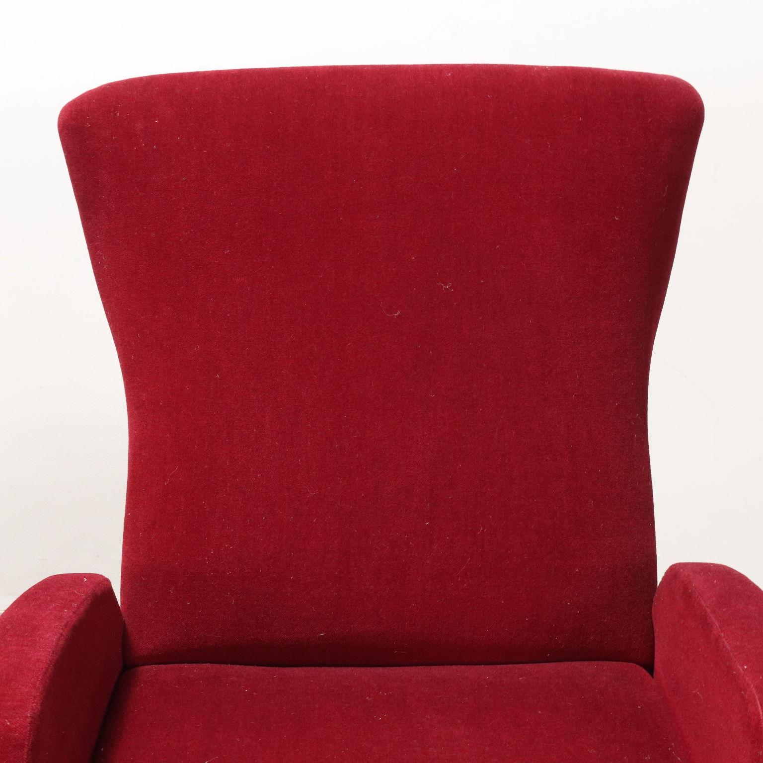 Mid-Century Modern Paire de fauteuils en tissu rouge des années 1950 en vente