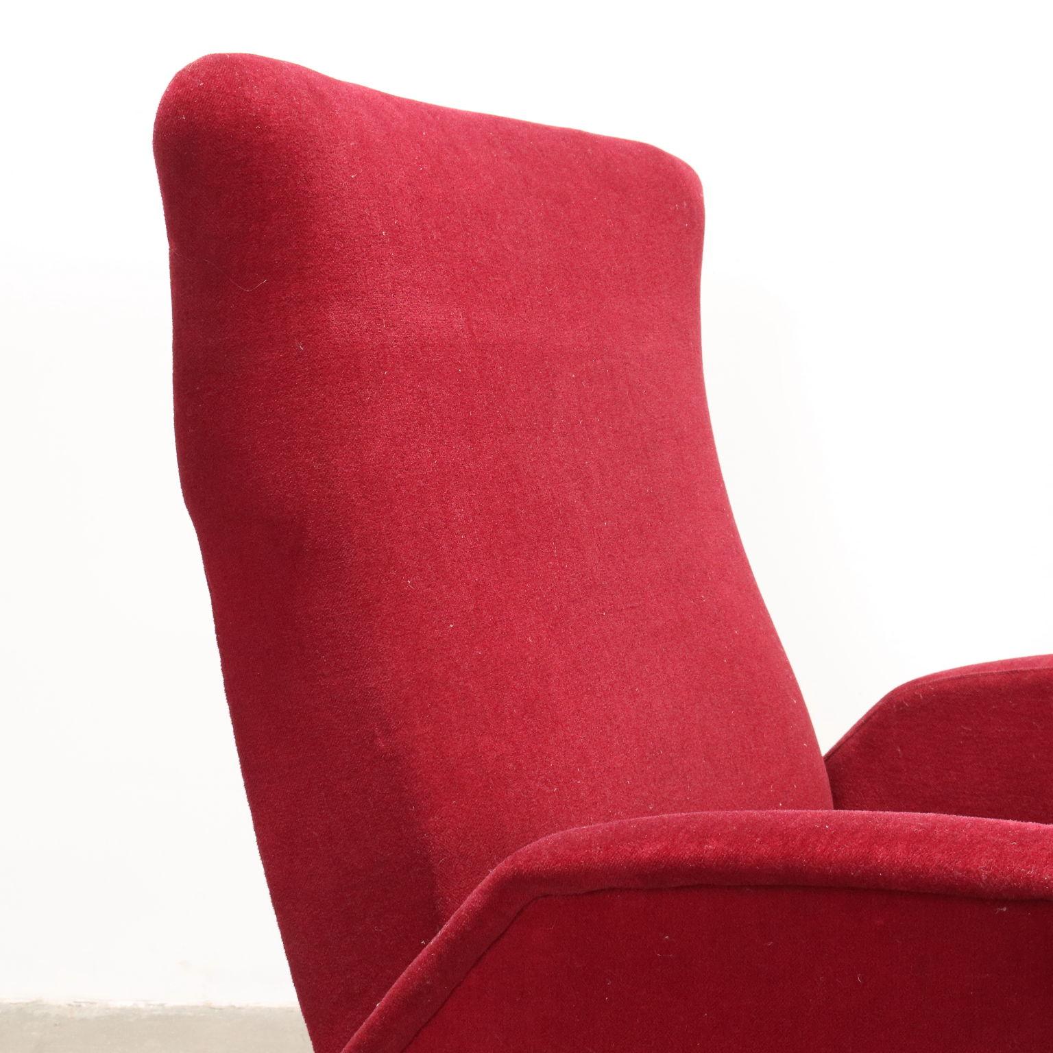 Italian Paire de fauteuils en tissu rouge des années 1950 en vente