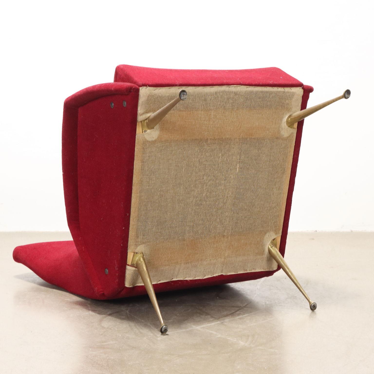 Paire de fauteuils en tissu rouge des années 1950 en vente 2