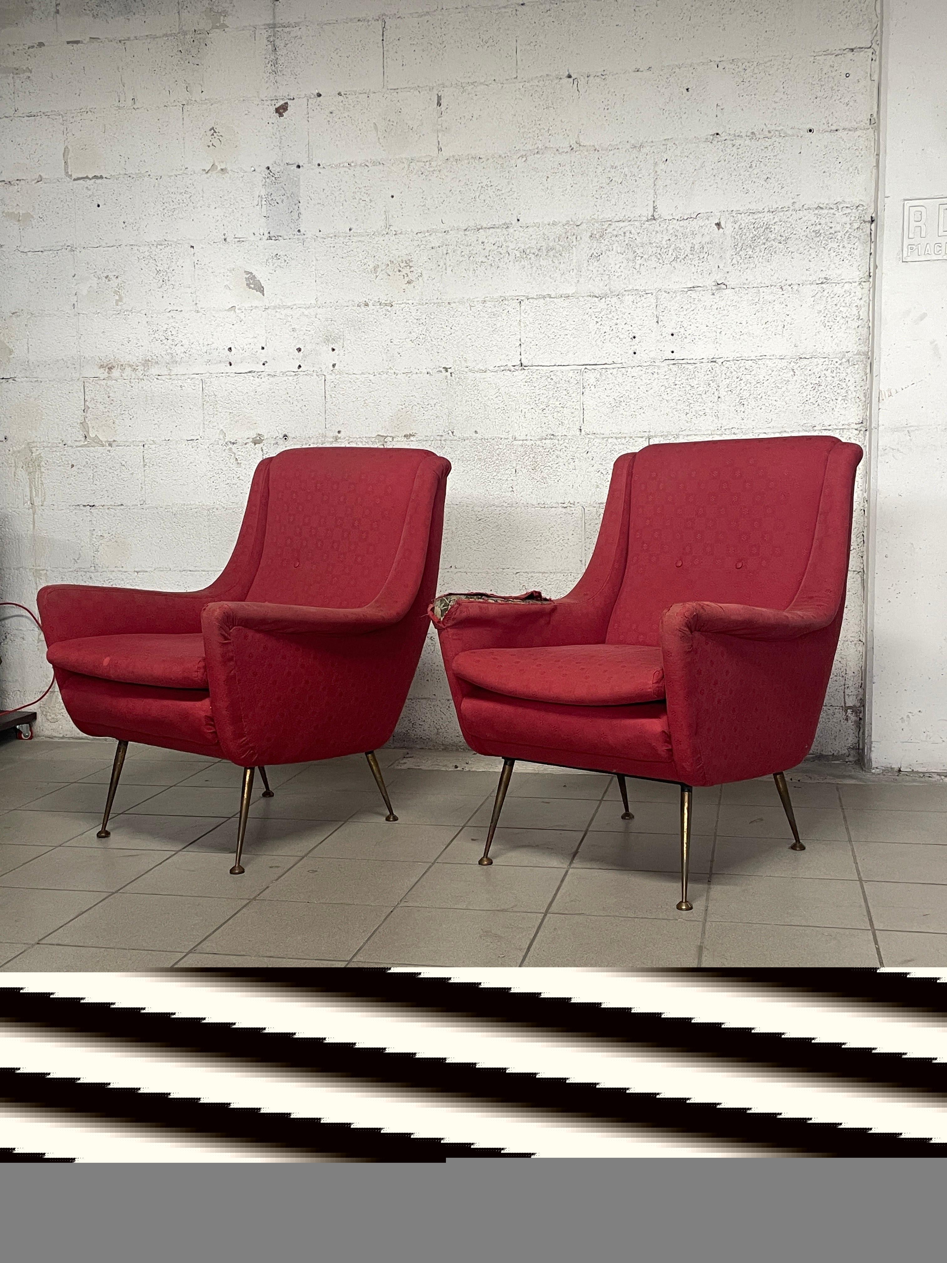 Coppia di poltrone anni '50 di manifattura italiana.

Struttura interna in legno, imbottita con rivestimento in tessuto, ancora originale.

Piedini a spillo in ottone.

Con un classico del design che resta sempre piacevole e di moda.

Rivestimento e