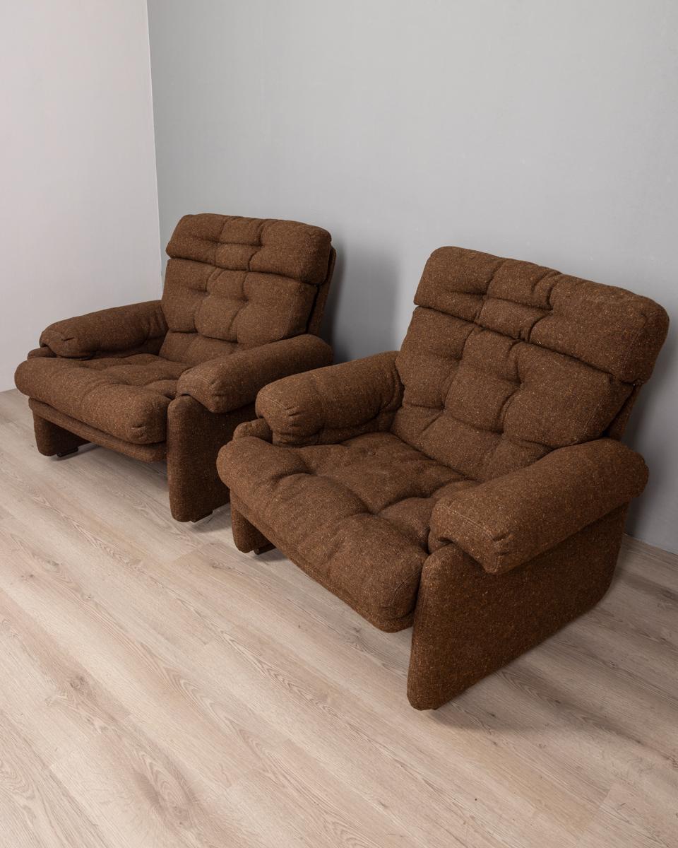 Coppia di poltrone con struttura in metallo e rivestimenti in tessuto marrone. Modello Coronado, design Afra e Tobia Scarpa per B&B, anni 70.

CONDIZIONI:
In buone condizioni, può presentare segni d'usura dati dal tempo.

DIMENSIONI:
Altezza 85 cm;