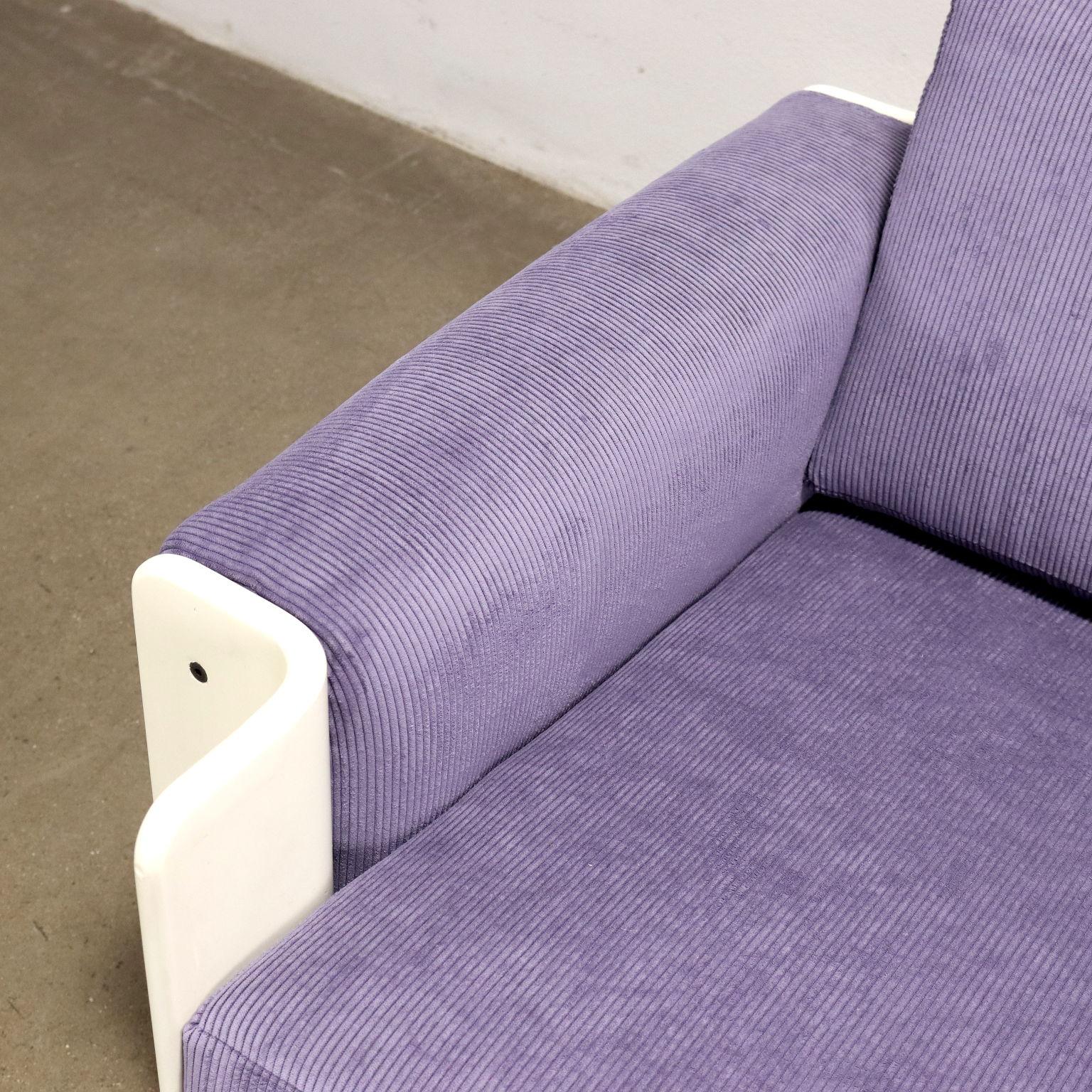 Italian Pair of 1970s armchairs in lilac velvet and white lacquered wood For Sale