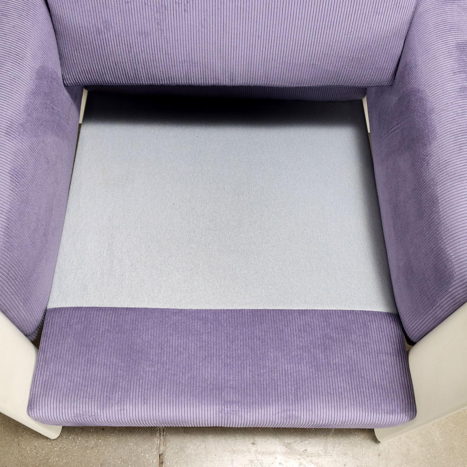 Pair of 1970s armchairs in lilac velvet and white lacquered wood In Excellent Condition For Sale In Milano, IT