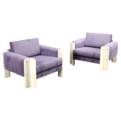Paire de fauteuils des années 1970 en velours lilas et bois laqué blanc