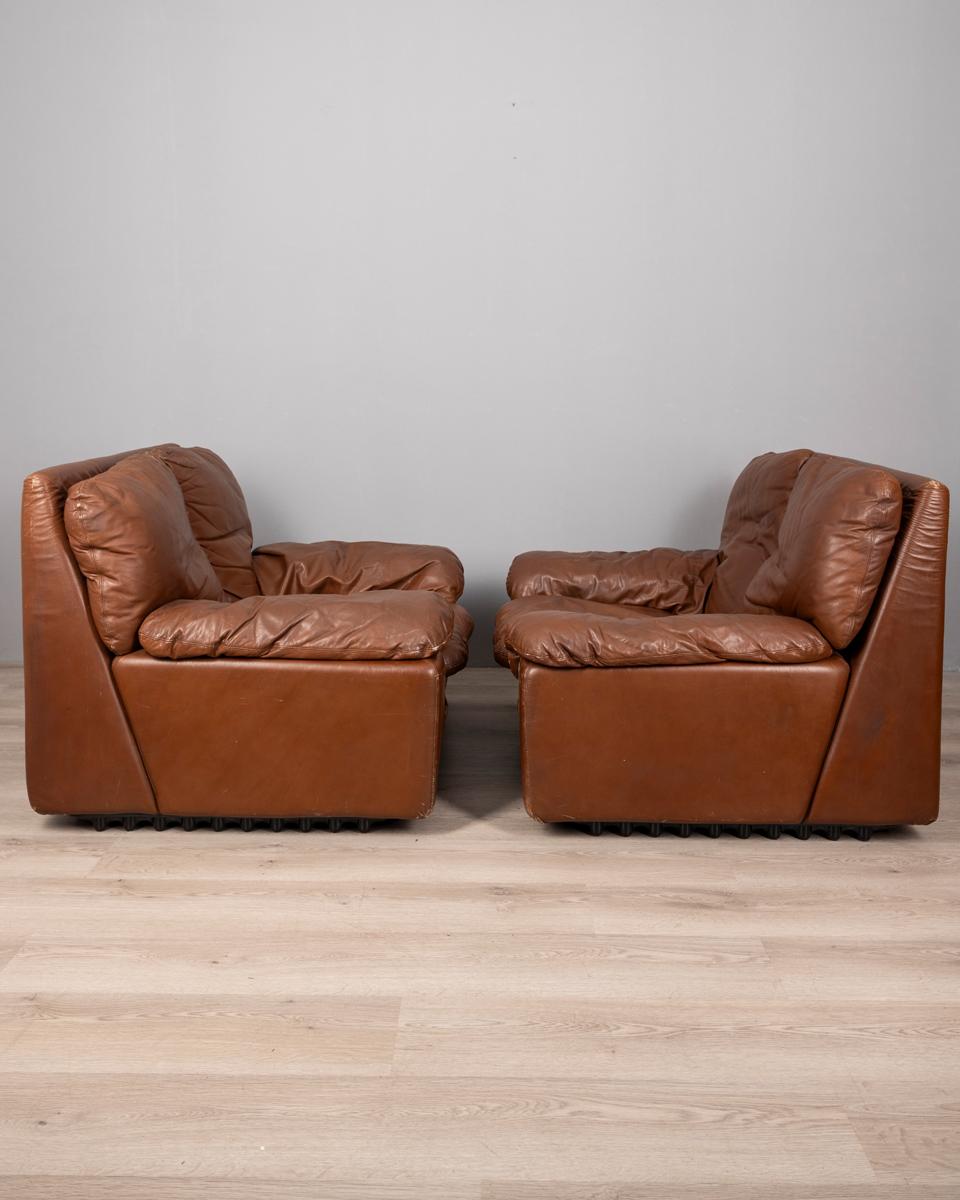 Paar braune Ledersessel, Modell Bonheur, Design Titiana Ammannati & Giampiero Vitelli für Brunati, 1970er Jahre.

ZUSTAND:
In gutem Zustand, kann altersbedingte Gebrauchsspuren aufweisen.

ABMESSUNGEN:
Höhe 80 cm; Breite 102 cm; Länge 86 cm
