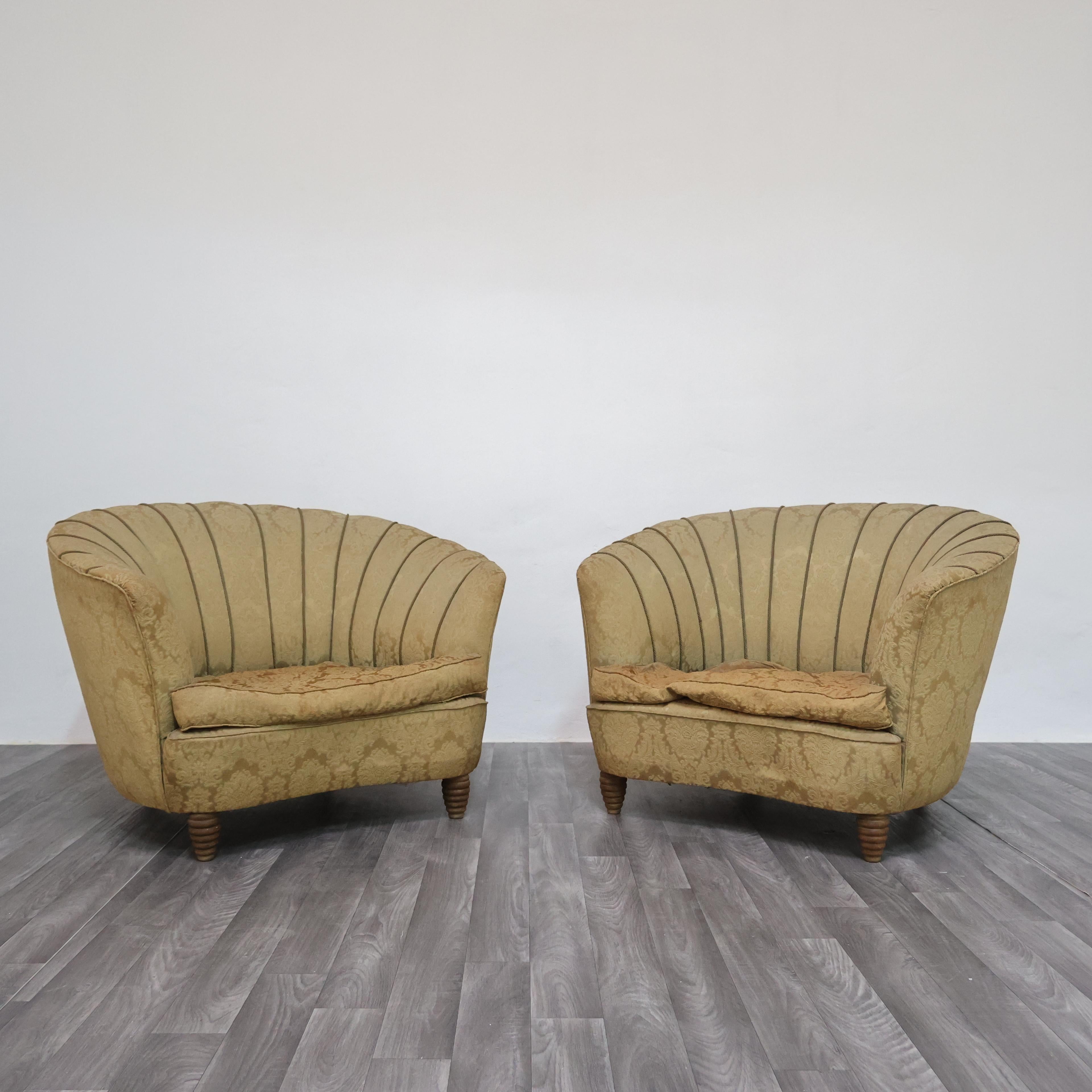 Elegantes Paar italienischer Sessel aus den 1950er Jahren, die Gio Ponti für Casa & Giardino zugeschrieben werden. Das Design zeichnet sich durch die geschwungene Linie der muschelförmigen Rückenlehne aus, deren vertikales Schilfgeflecht die