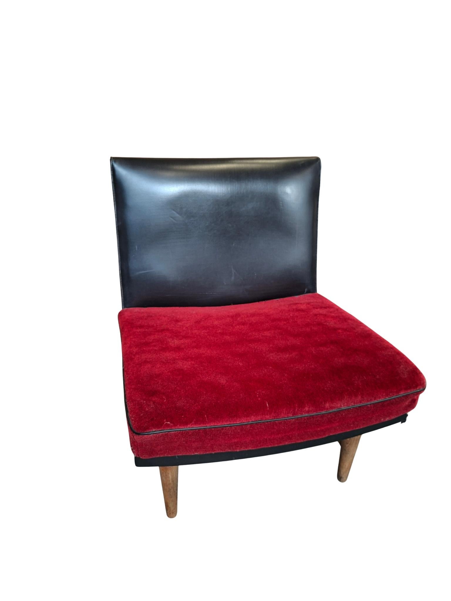 A plunge into Mid-Century Modern!

Put a piece of Italian design history in your living room or office with this stunning pair of 1950s armchairs. These seats represent the perfect balance between postwar elegance and comfort, with a low, cozy line