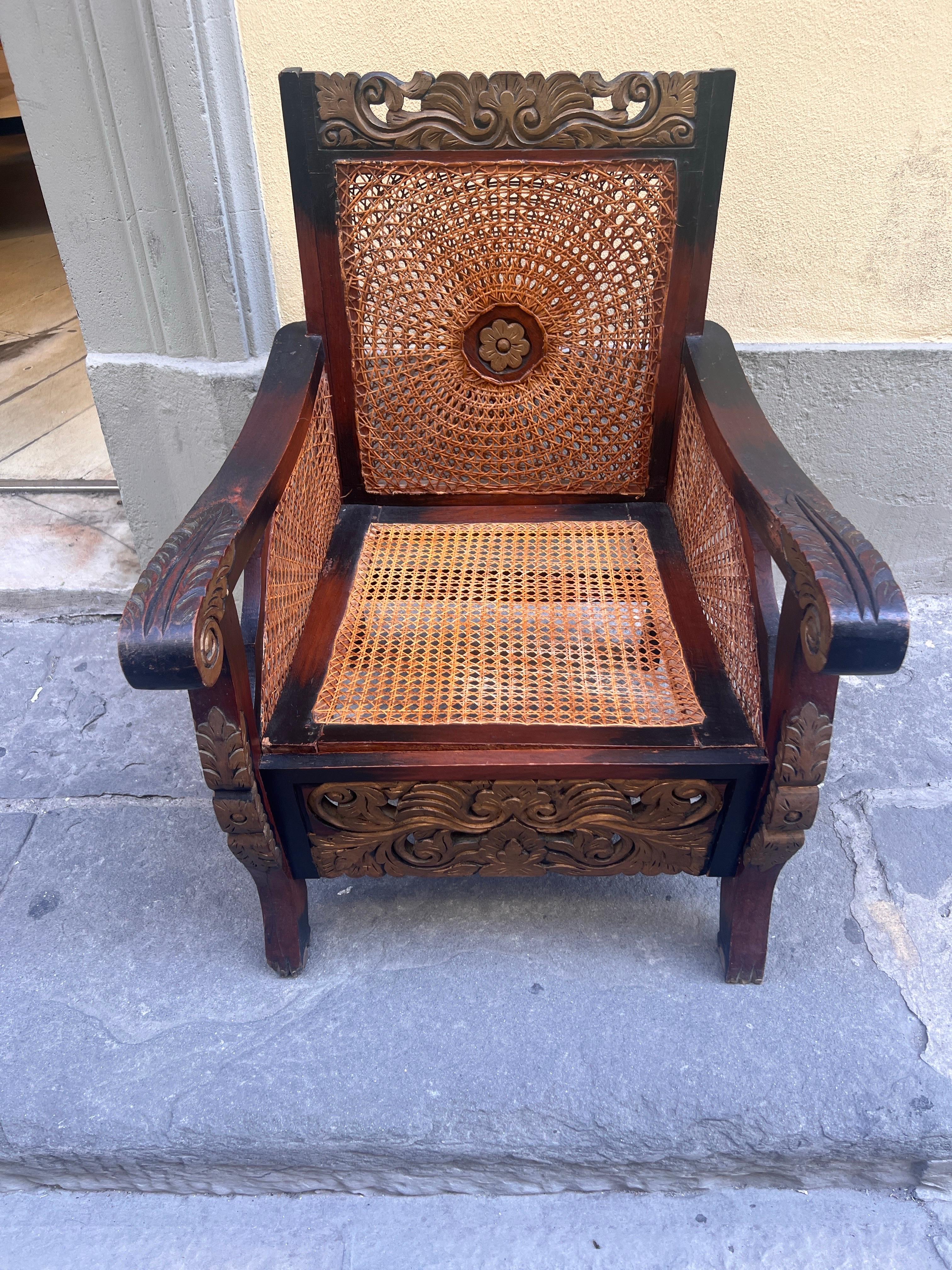 Coppia di Poltrone Coloniali in Legno Intagliato e Paglia di Vienna, Primi '900 en vente 6