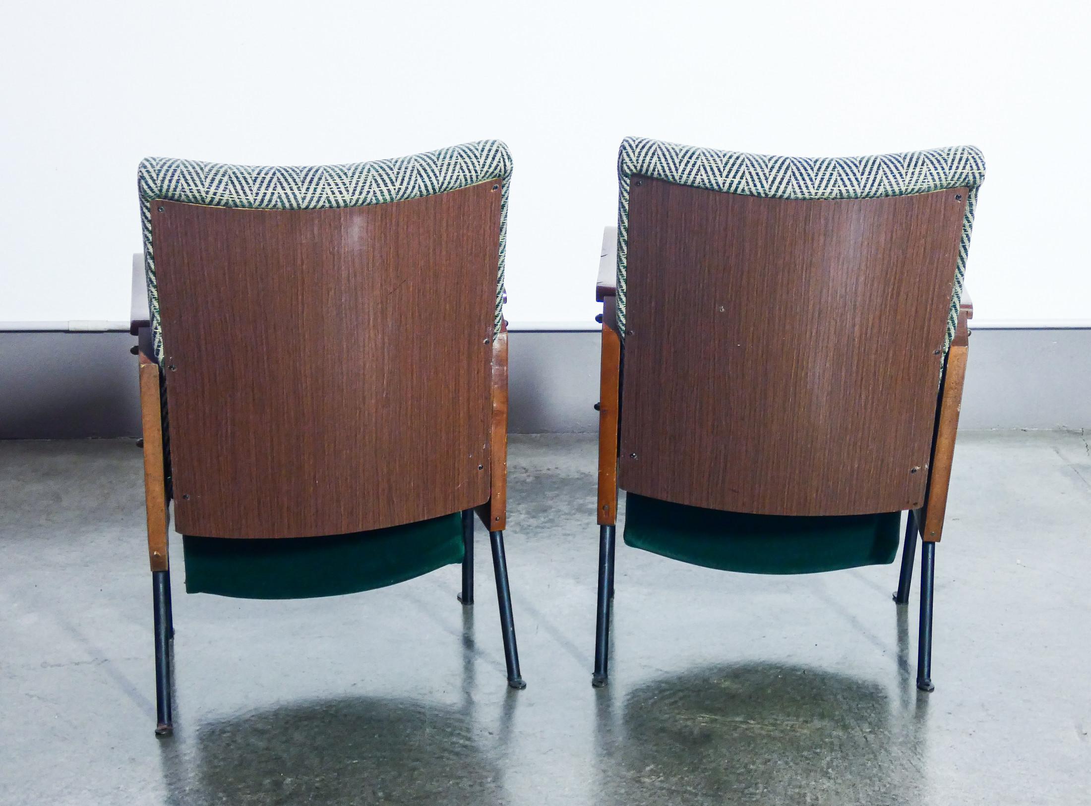 Coppia di poltrone da cinema vintage in legno, con seduta sollevabile. Italia 1