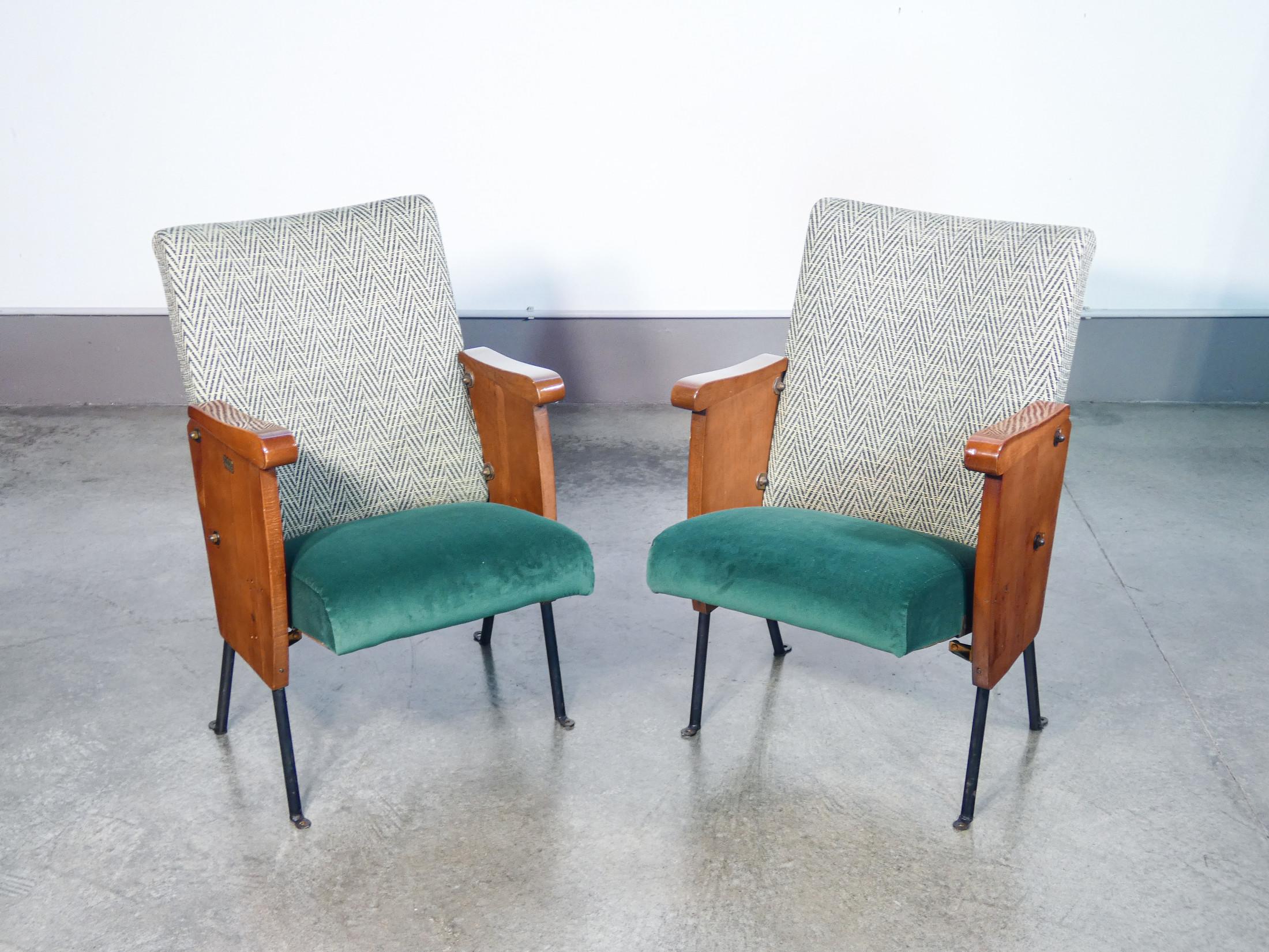 Coppia di poltrone
da cinema
vintage in legno,
con seduta sollevabile.

ORIGINE
Italia

PERIODO
1995

MODELLO
Poltrone da cinema, teatro, con sedute sollevabili

MATERIALI
Legno, imbottitura
e rivestimento

DIMENSIONI
Altezza: 86 cm
Larghezza: 52