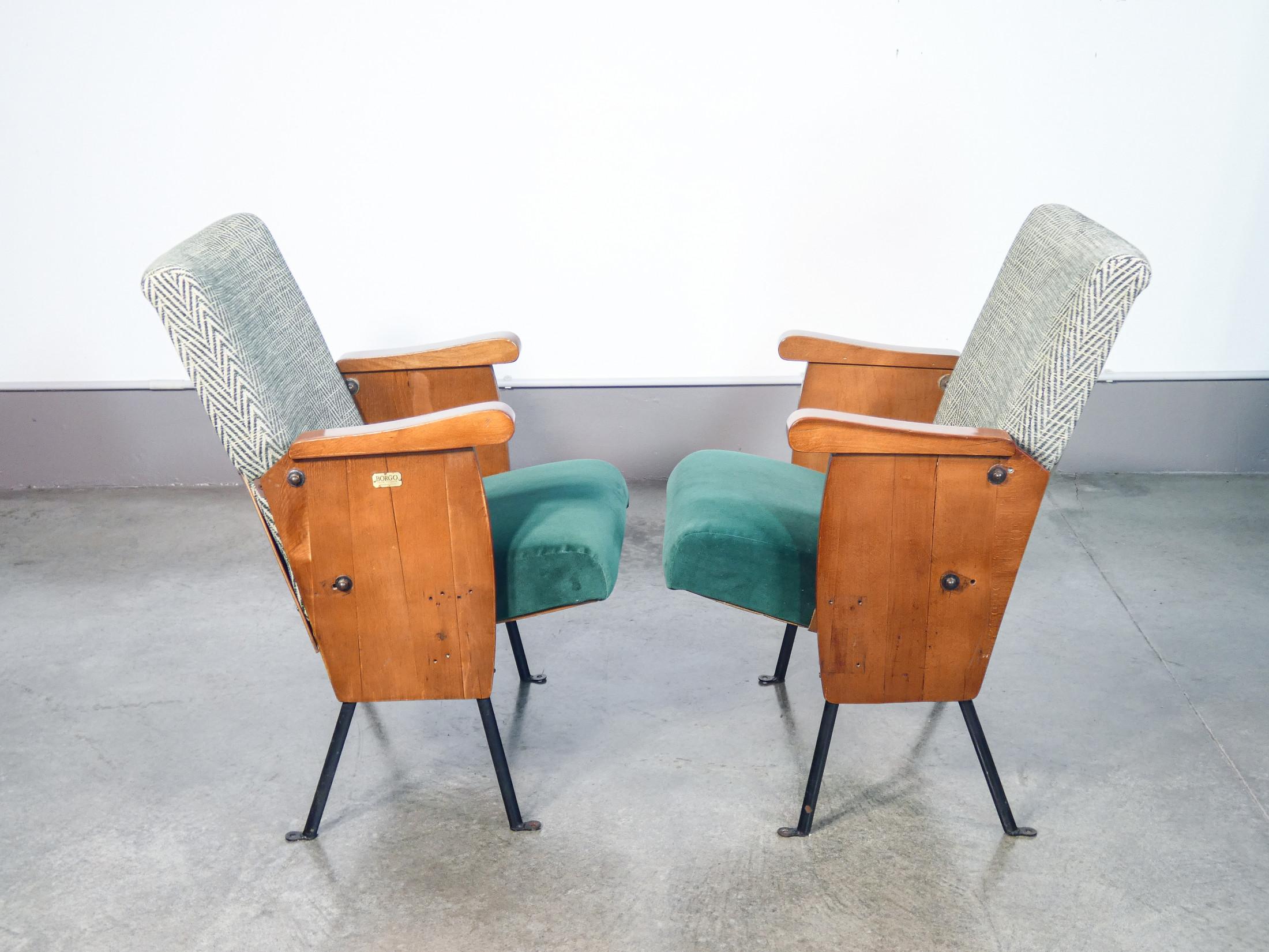 Late 20th Century Coppia di poltrone da cinema vintage in legno, con seduta sollevabile. Italia