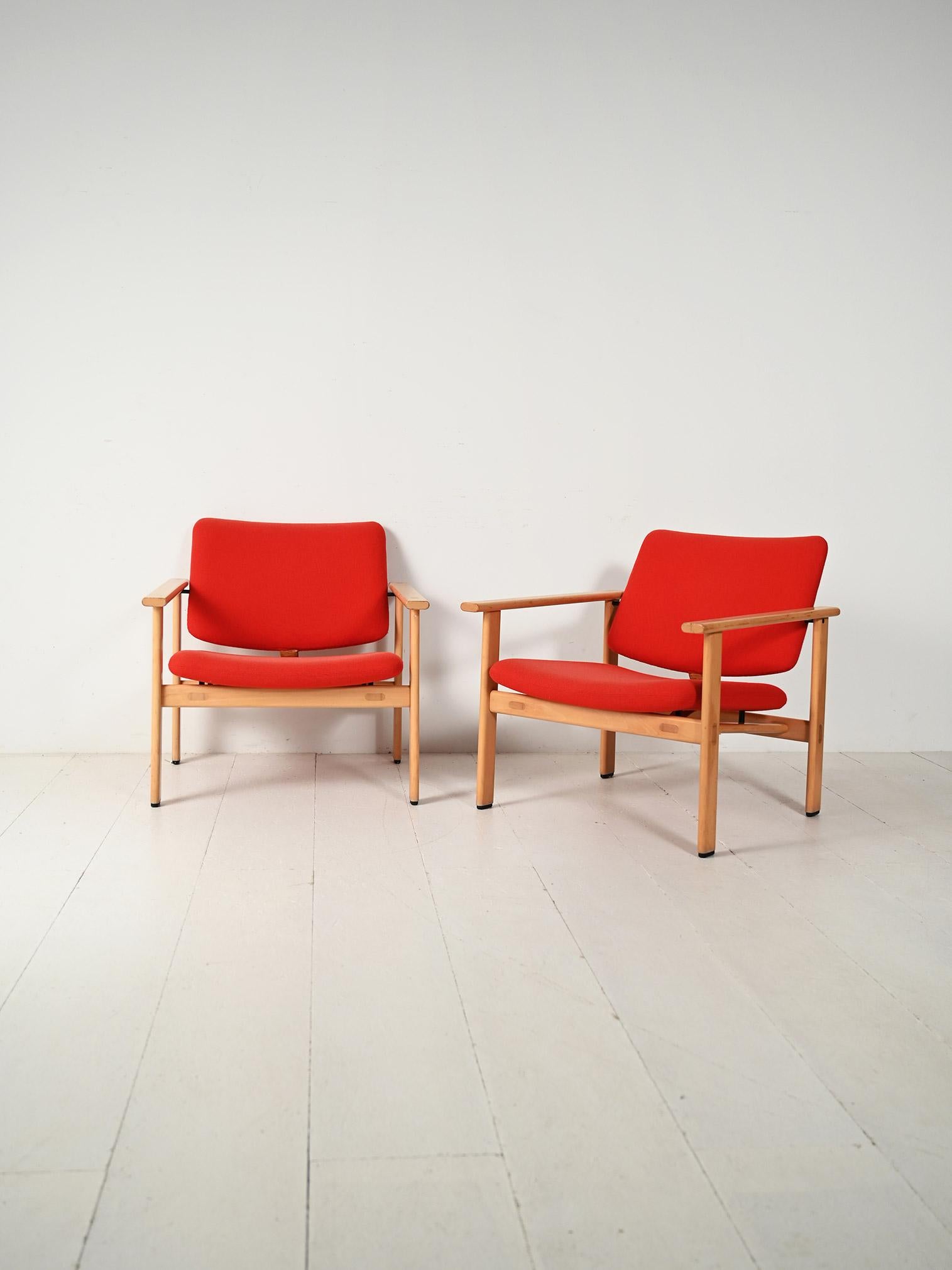 Coppia di poltrone in betulla di Arne Jacobsen per Fritz Hansen, imbottitura originale con rivestimento in lana rossa, etichetta del produttore presente.

Linee danesi essenziali con struttura in betulla a vista, braccioli rettilinei e incastri a