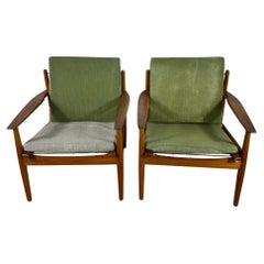 Coppia di Poltrone Danesi Mid-Century Modern in Teak con Cuscini Personalizzabil