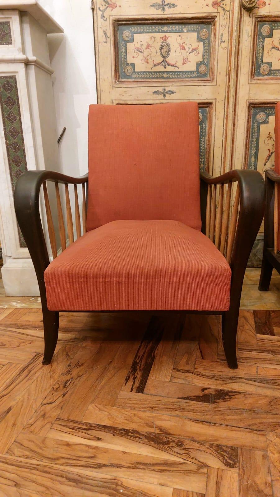 La paire de fauteuils de style déco est attribuée à l'architecte Ennio Golfieri (1907-1994), fils du peintre Giuseppe Golfieri et figure importante de la ville de Faenza, qui a donné son nom à l'une de ses rues. Il a notamment travaillé sur des