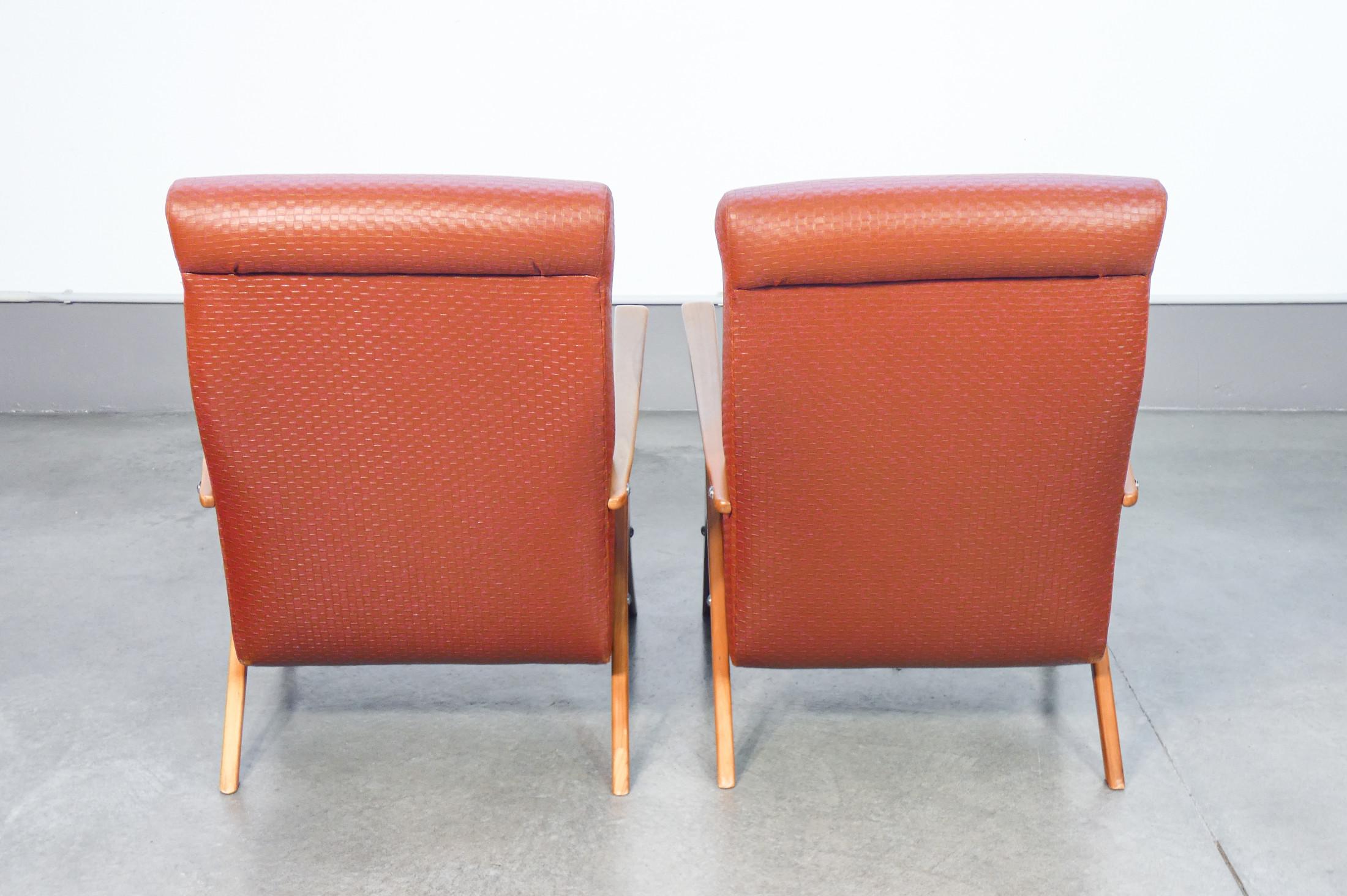 Paire de fauteuils en bois et cuir de style italien des années 1950 en vente 4
