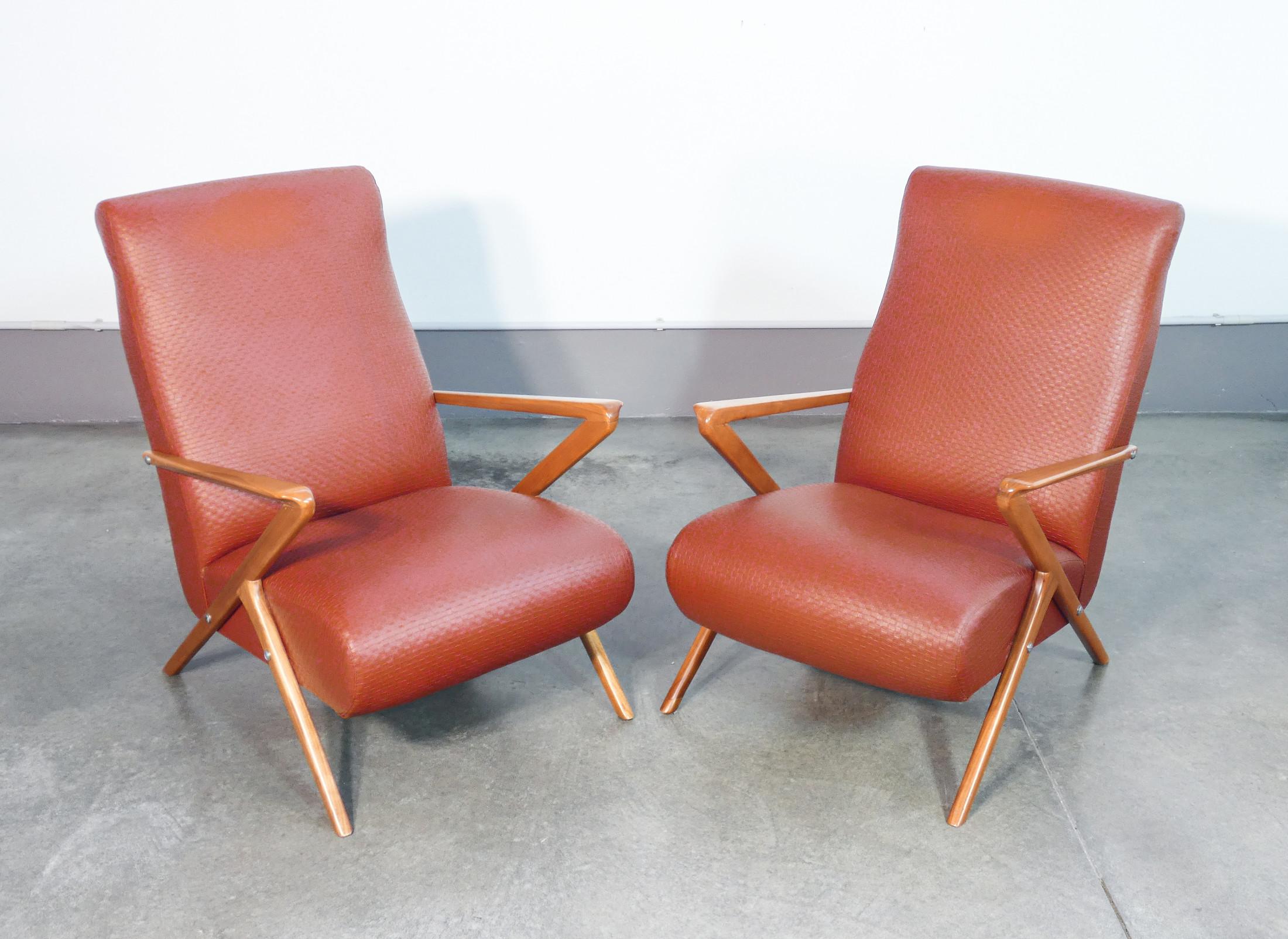 Italian Paire de fauteuils en bois et cuir de style italien des années 1950 en vente