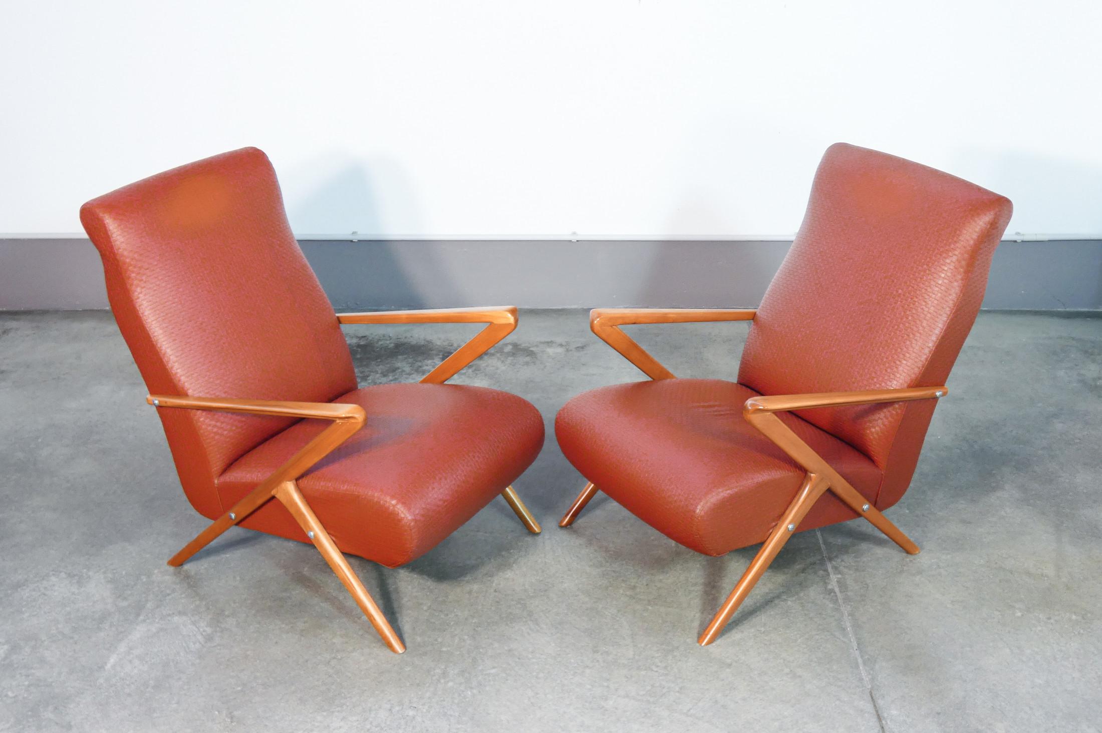 Paire de fauteuils en bois et cuir de style italien des années 1950 Bon état - En vente à Torino, IT
