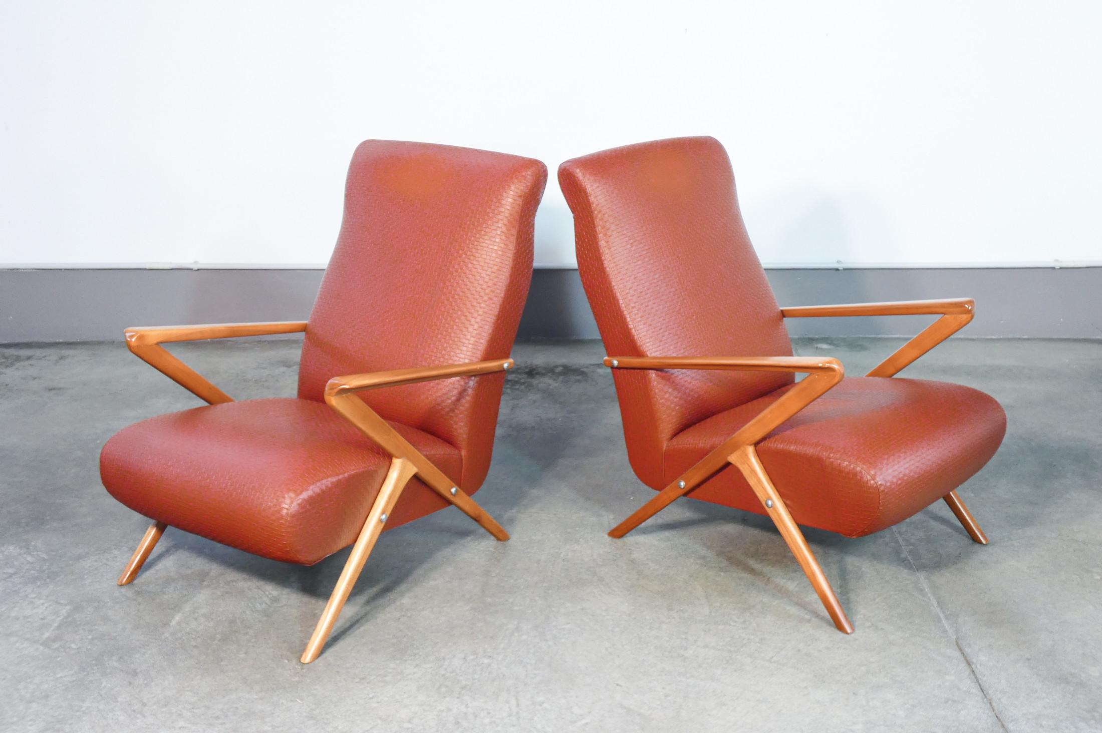 Mid-20th Century Paire de fauteuils en bois et cuir de style italien des années 1950 en vente
