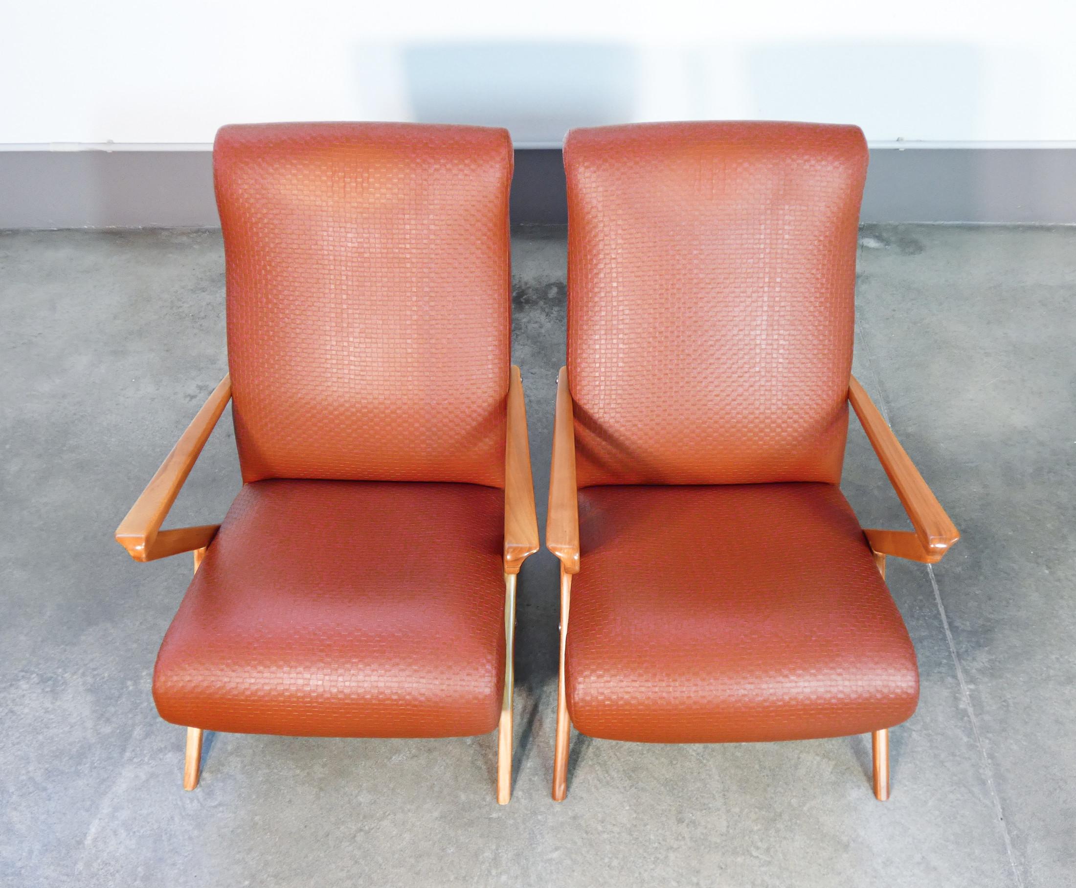 Cuir Paire de fauteuils en bois et cuir de style italien des années 1950 en vente
