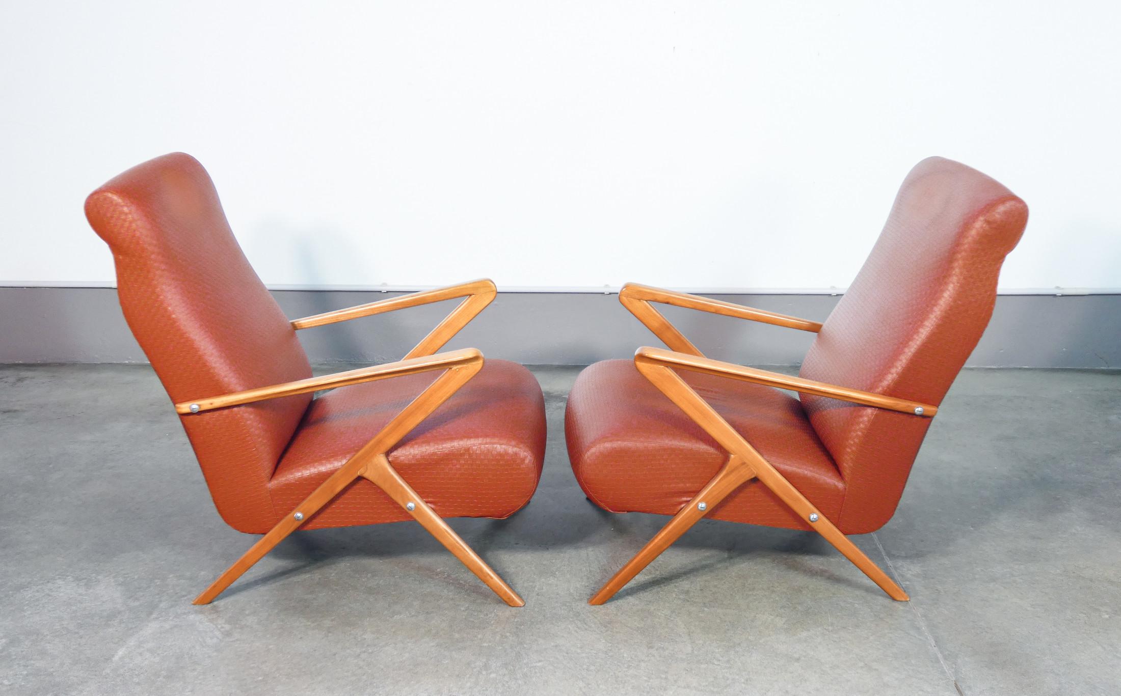 Paire de fauteuils en bois et cuir de style italien des années 1950 en vente 1