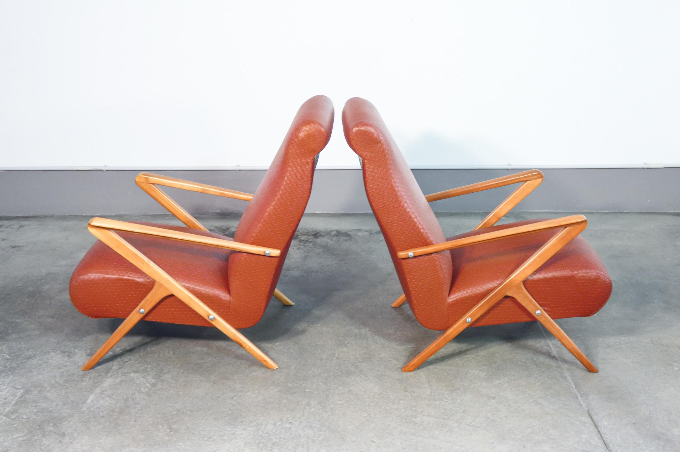 Paire de fauteuils en bois et cuir de style italien des années 1950 en vente 2
