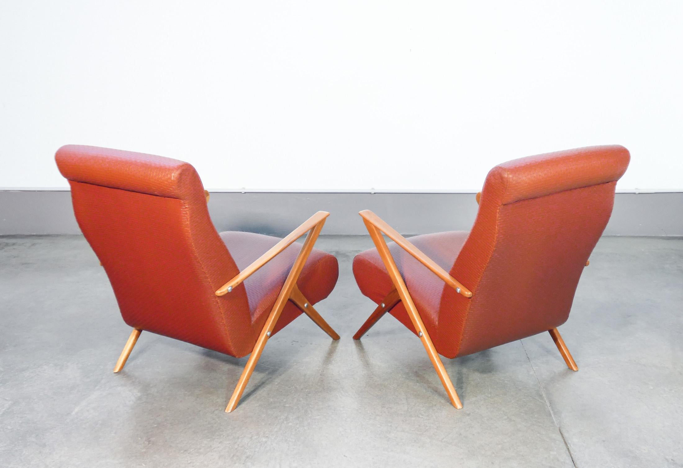 Paire de fauteuils en bois et cuir de style italien des années 1950 en vente 3