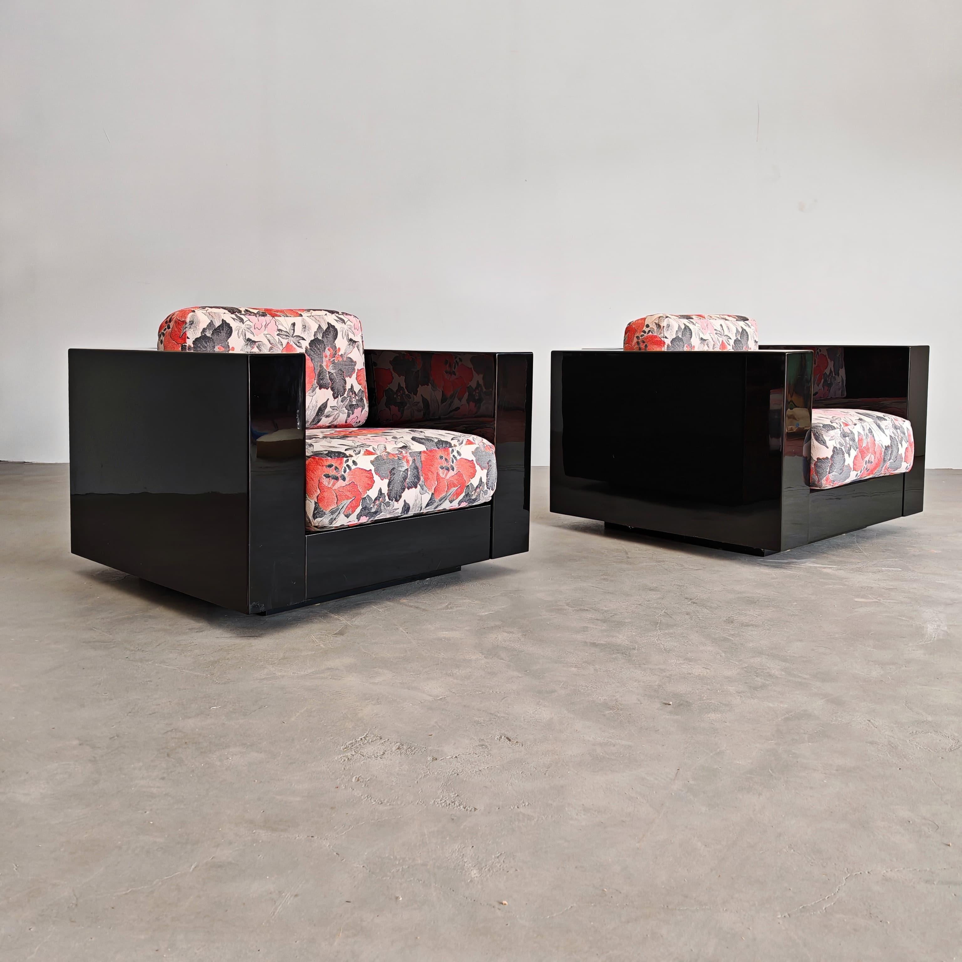 La< serie di sofa e poltrone Saratoga sono stati disegnati nel 1964 dai famosi designer Lella & Massimo Vignelli per Poltronova. La struttura è in legno laccato al poliestere lucido in nero 
I cuscini sono sfoderabili imbottiti in piuma d'oca e