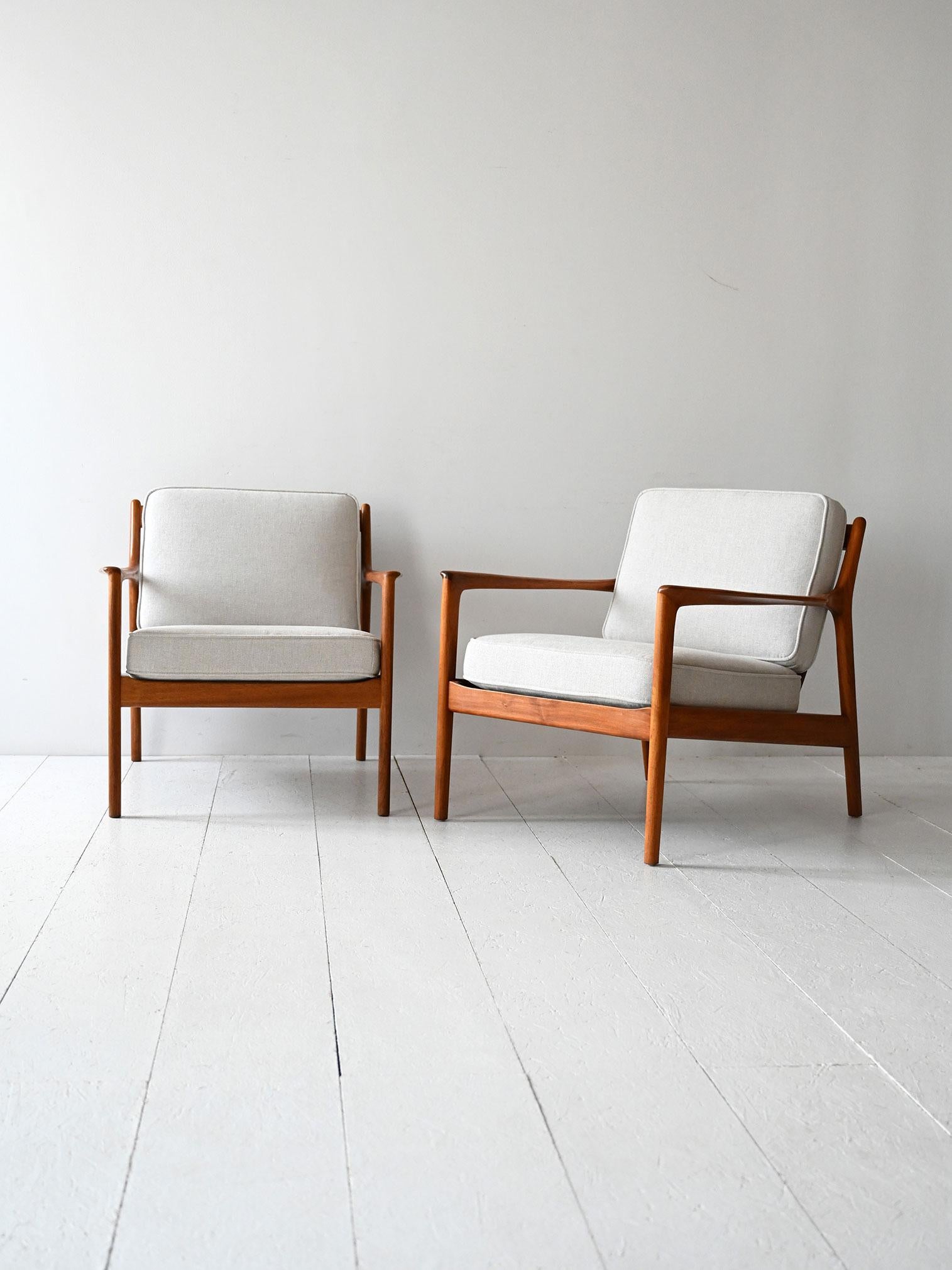 1960er Jahre Teakholzsessel, skandinavisches Design von Folke Ohlsson, beigefarbene Kissen mit abnehmbaren Bezügen.

Zwei alte skandinavische Sessel, Modell USA-75, entworfen von Folke Ohlsson für DUX in den 1960er Jahren. Massiver Teakholzrahmen